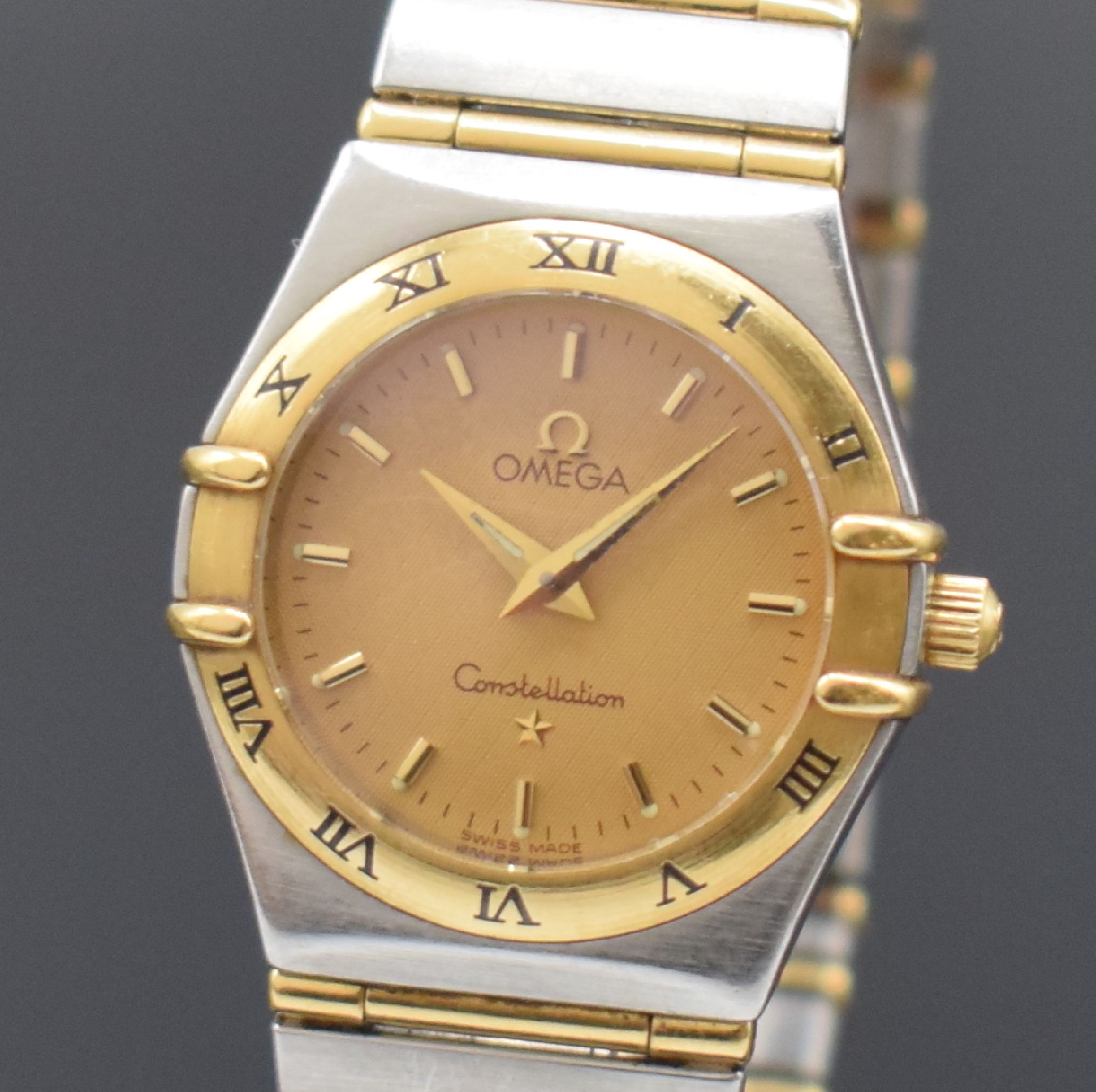 Detail a: OMEGA Constellation Damenarmbanduhr in Stahl/Gold, Schweiz um 1995, quarz, Boden aufgedr., Gliederband m. Faltschl., Goldlünette m. röm. Zahlen, ...