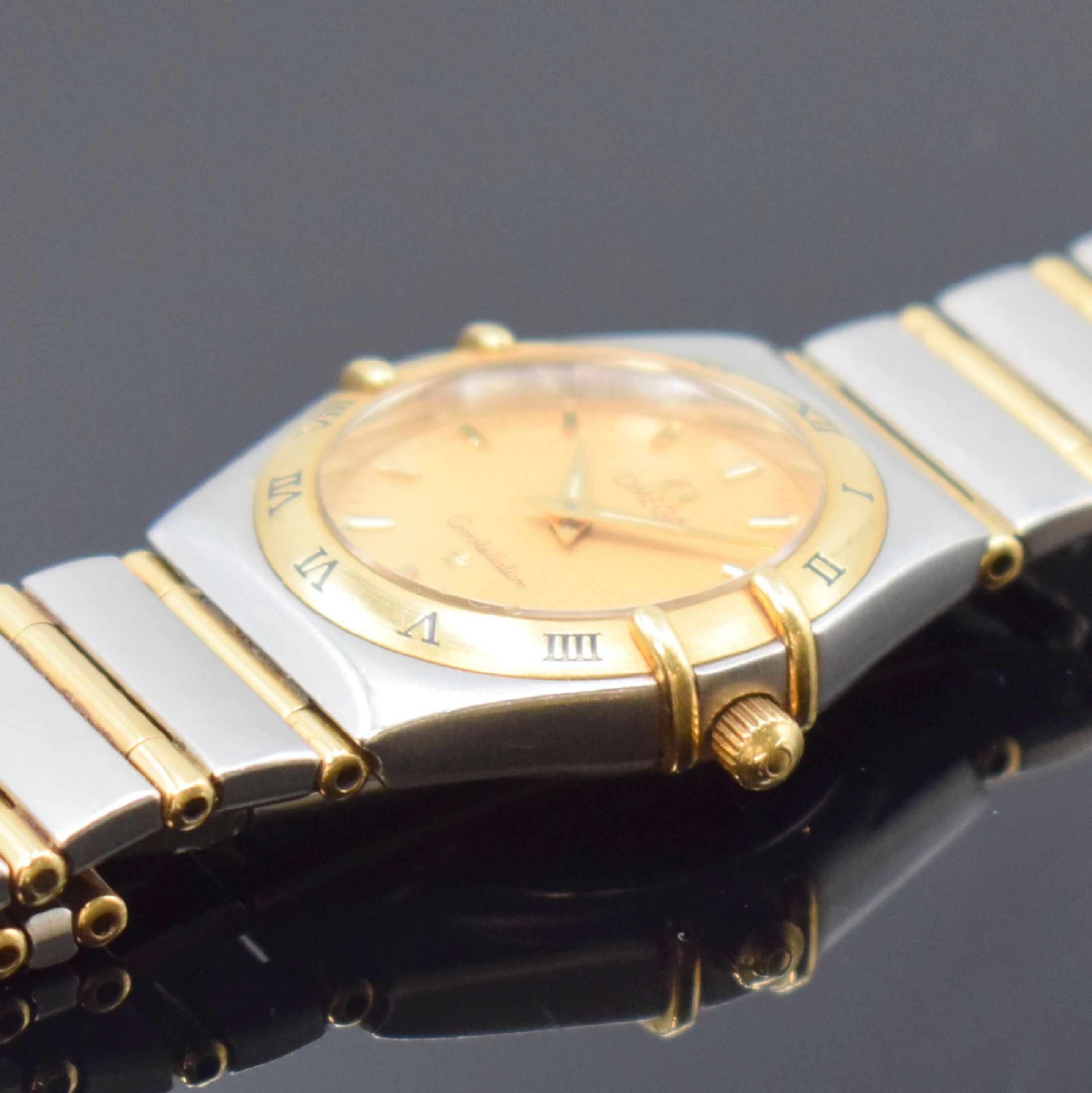 Detail c: OMEGA Constellation Damenarmbanduhr in Stahl/Gold, Schweiz um 1995, quarz, Boden aufgedr., Gliederband m. Faltschl., Goldlünette m. röm. Zahlen, ...