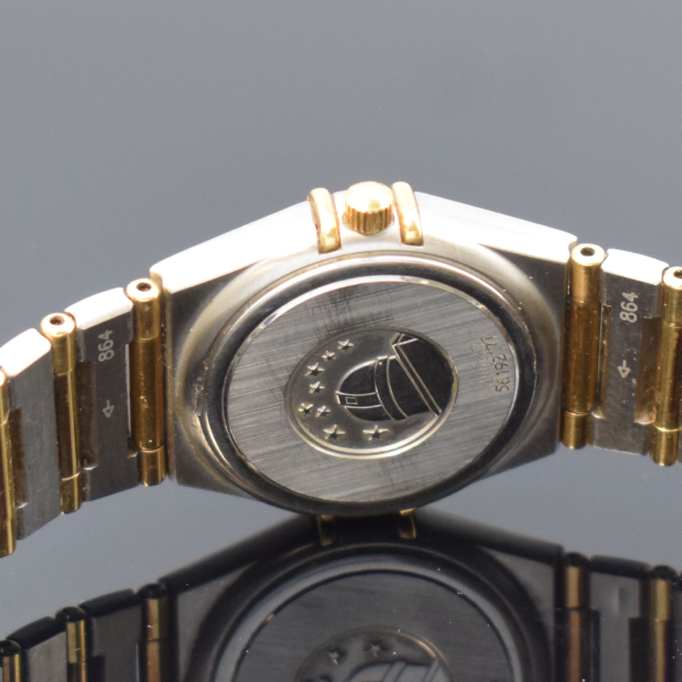 Detail d: OMEGA Constellation Damenarmbanduhr in Stahl/Gold, Schweiz um 1995, quarz, Boden aufgedr., Gliederband m. Faltschl., Goldlünette m. röm. Zahlen, ...
