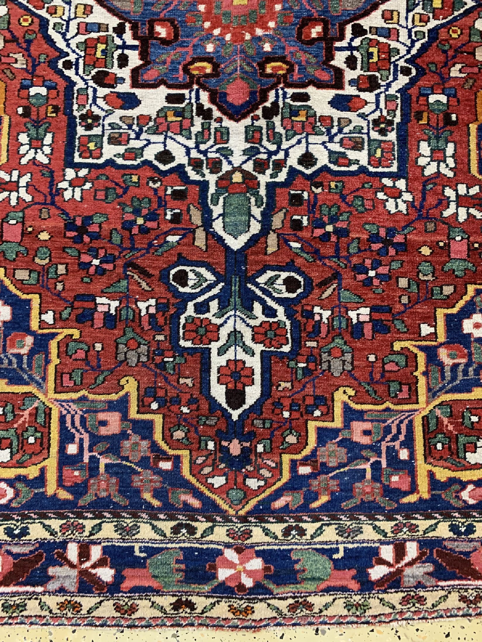 Detail b: Bachtiar alt, Persien, um 1950, Wolle auf Baumwolle, ca. 196 x 136 cm, EHZ: 3