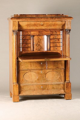 Image 26623682 - Column secretary / standing secretary, North German, around 1820/25, mahogany veneer, body with four drawers, behind a vertical writing surface, elaborate interior with door and eight drawers, curved, one continuous drawer with a gable in front and two small columns, body with 2 strong full columns and Corinthiancapitals, upper end stepped several times, in a beautiful light patina, shellac hand- polished, orig. Locks, 3 orig. Keys, approx. 153 x 110 x 62 cm, condition 2