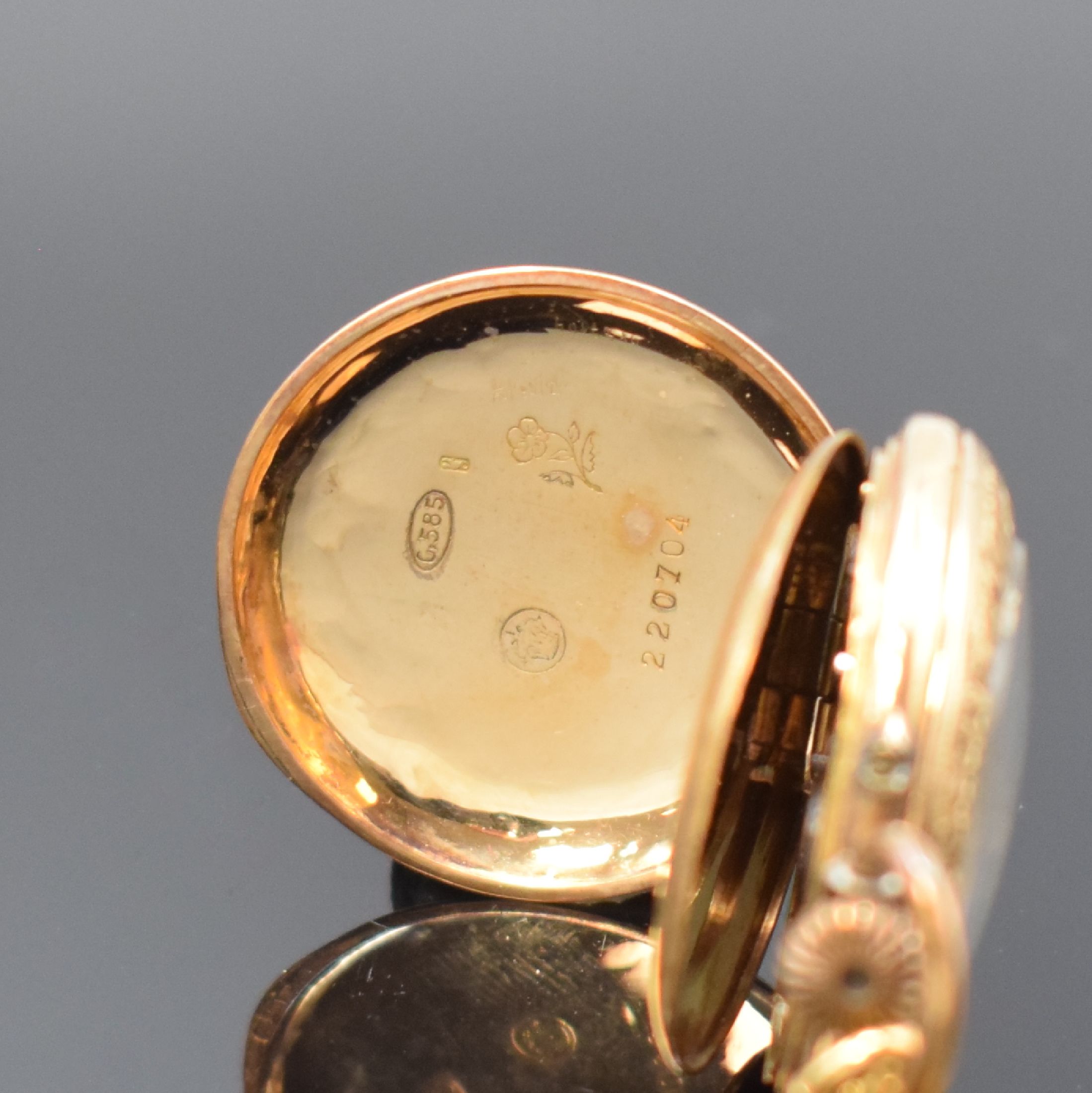 Detail b: Offene Damentaschenuhr in RG 585/000 mit Kette in GG 333/000, Schweiz um 1890, Kette sp., floral grav. Geh., Metallcuvette, Emailzifferbl. m. röm. ...