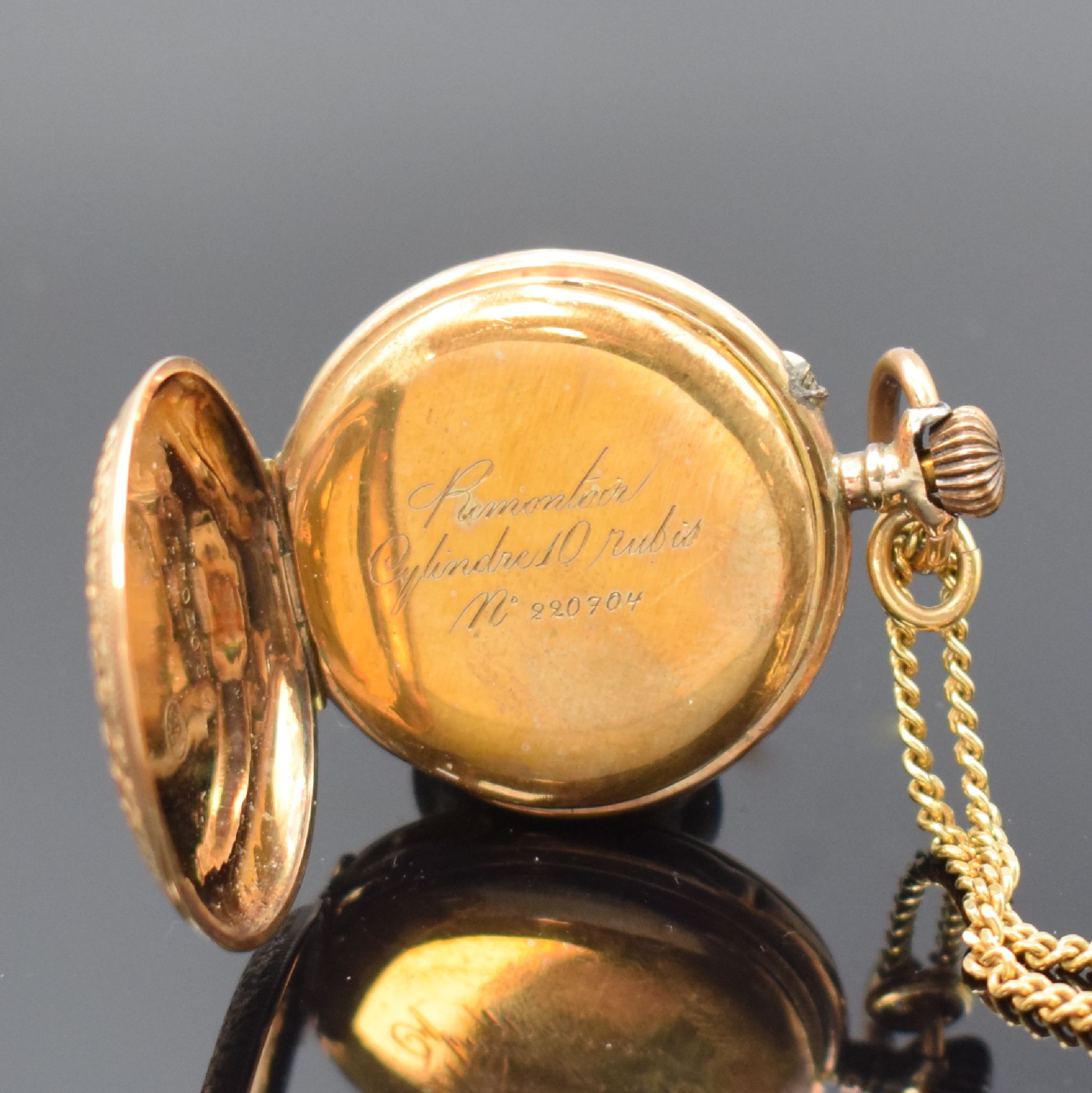 Detail c: Offene Damentaschenuhr in RG 585/000 mit Kette in GG 333/000, Schweiz um 1890, Kette sp., floral grav. Geh., Metallcuvette, Emailzifferbl. m. röm. ...