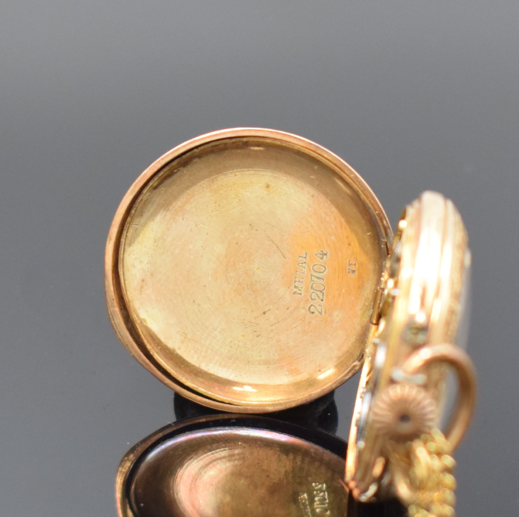Detail d: Offene Damentaschenuhr in RG 585/000 mit Kette in GG 333/000, Schweiz um 1890, Kette sp., floral grav. Geh., Metallcuvette, Emailzifferbl. m. röm. ...