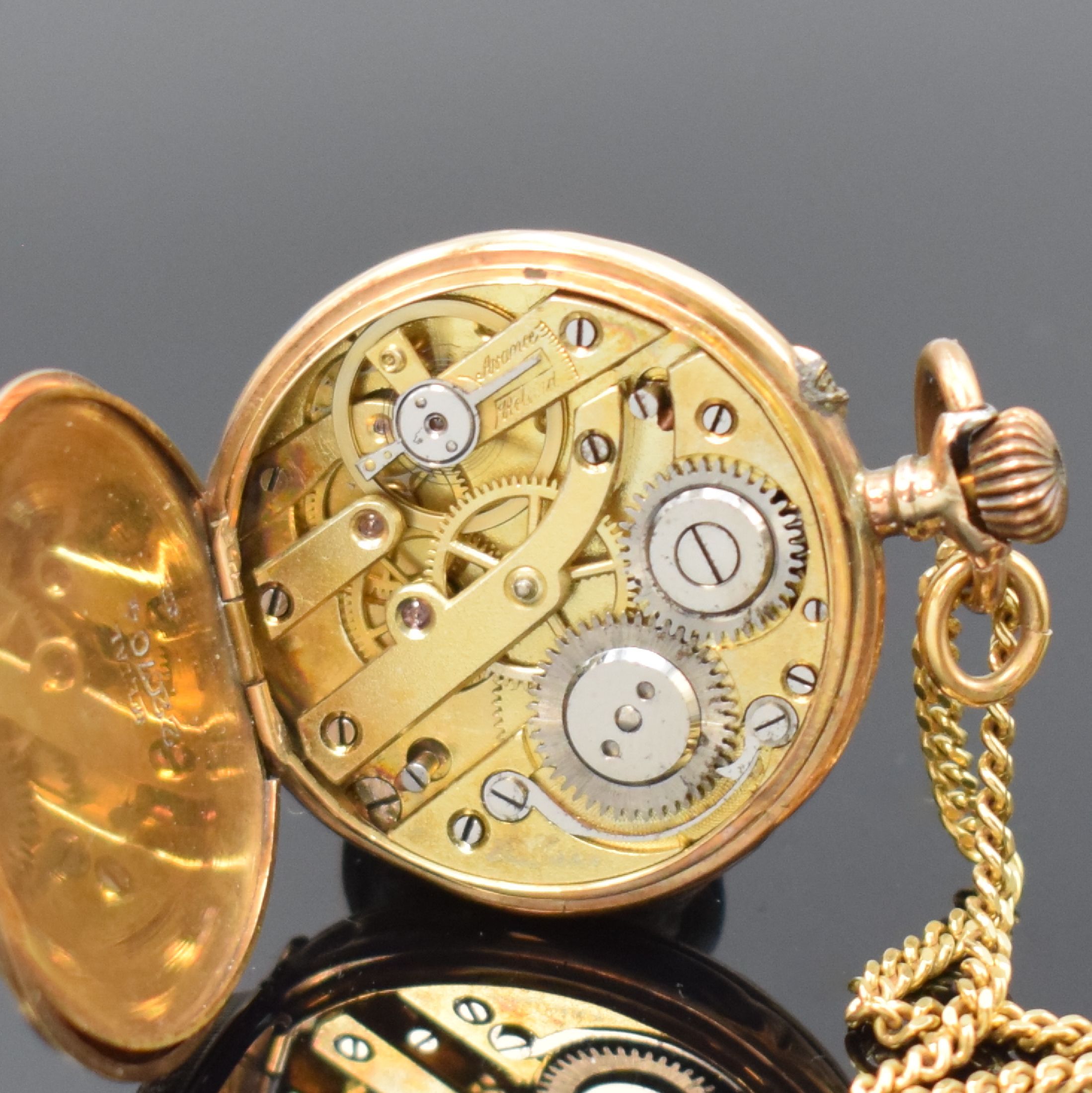 Detail e: Offene Damentaschenuhr in RG 585/000 mit Kette in GG 333/000, Schweiz um 1890, Kette sp., floral grav. Geh., Metallcuvette, Emailzifferbl. m. röm. ...