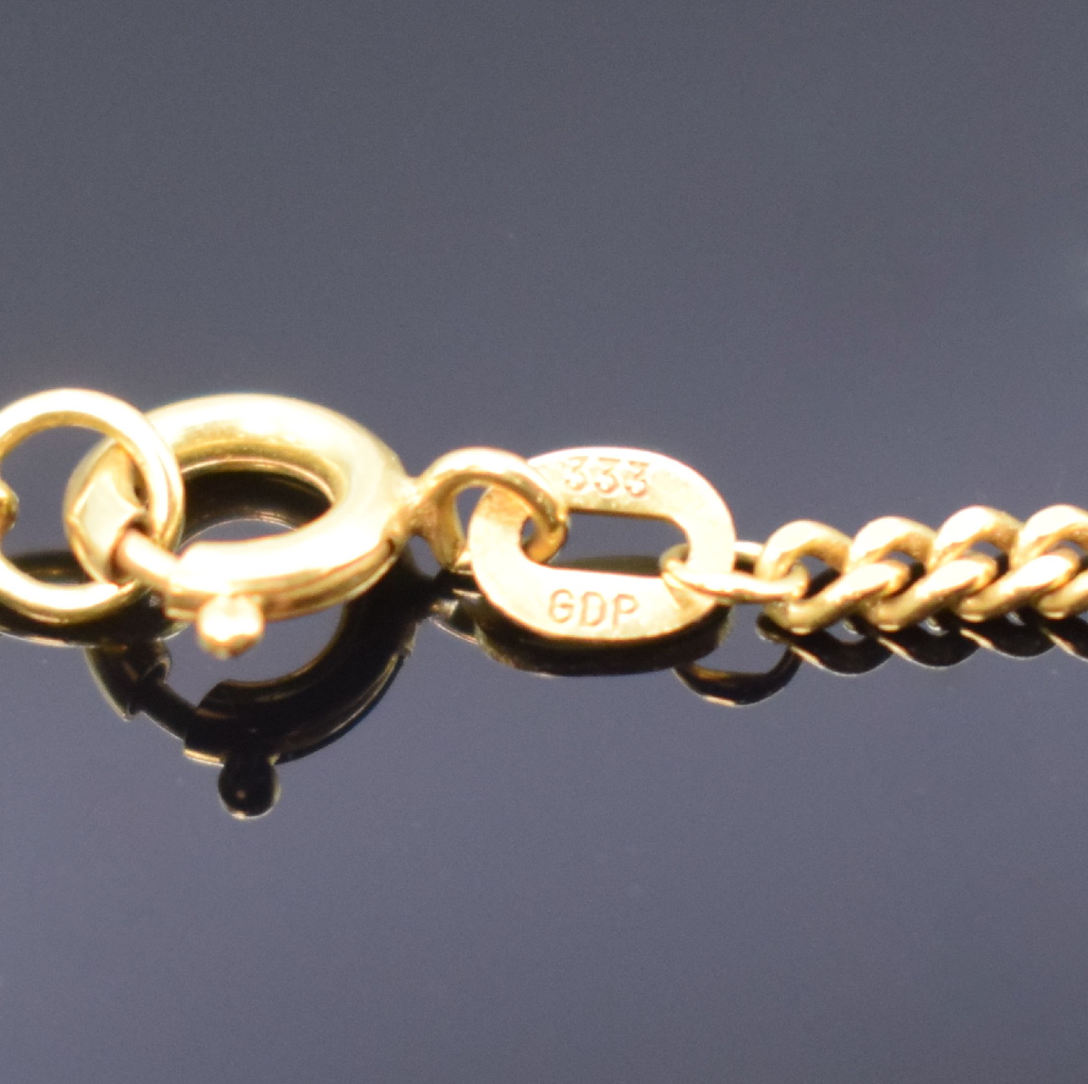 Detail f: Offene Damentaschenuhr in RG 585/000 mit Kette in GG 333/000, Schweiz um 1890, Kette sp., floral grav. Geh., Metallcuvette, Emailzifferbl. m. röm. ...