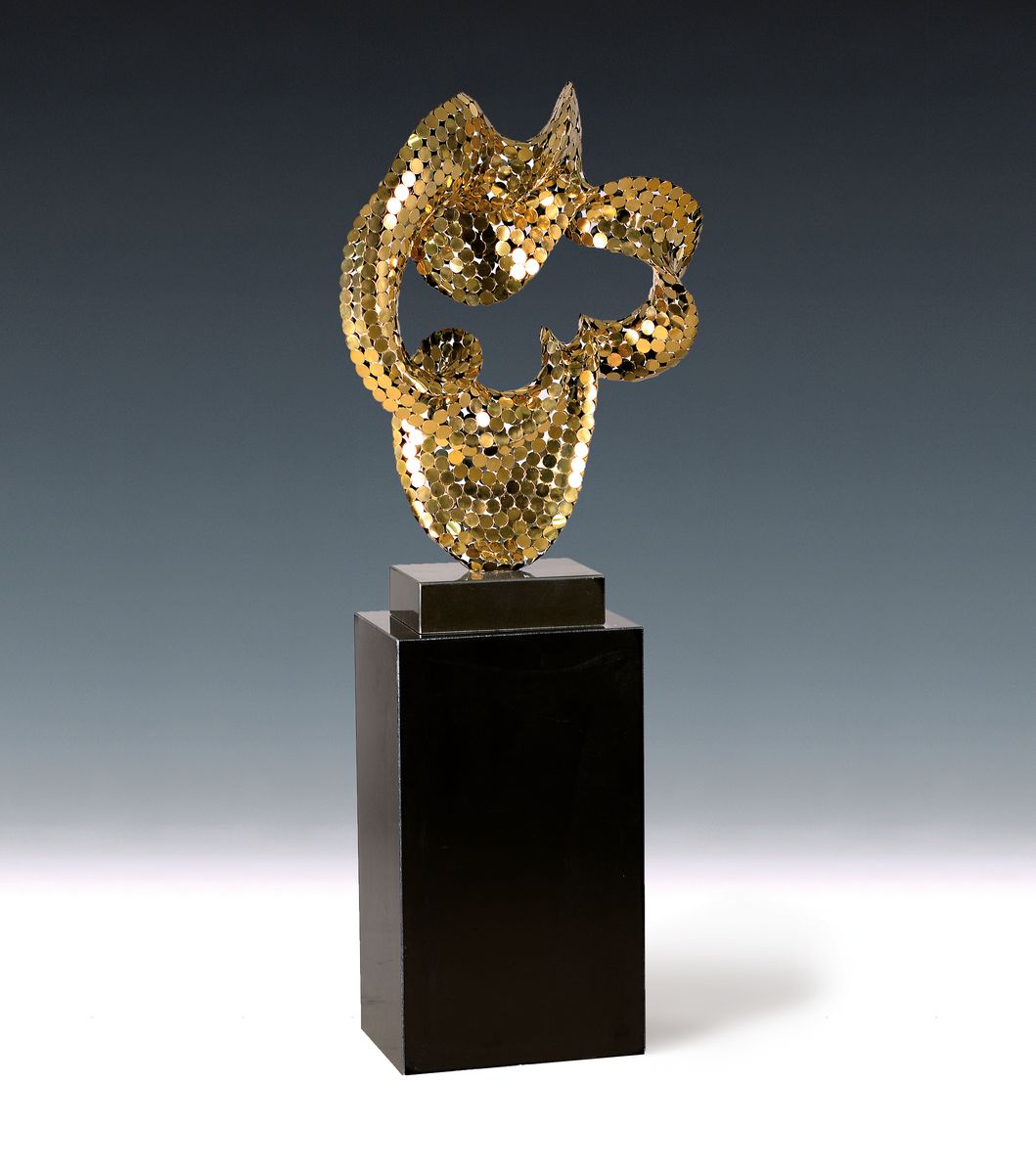 Zuschreibung: Daniel Castiglione, geb. 1975, abstrakt geschwungene Skulptur, aus einer Vielzahl an goldfarbenen, runden Stanzresten verschweißter ...