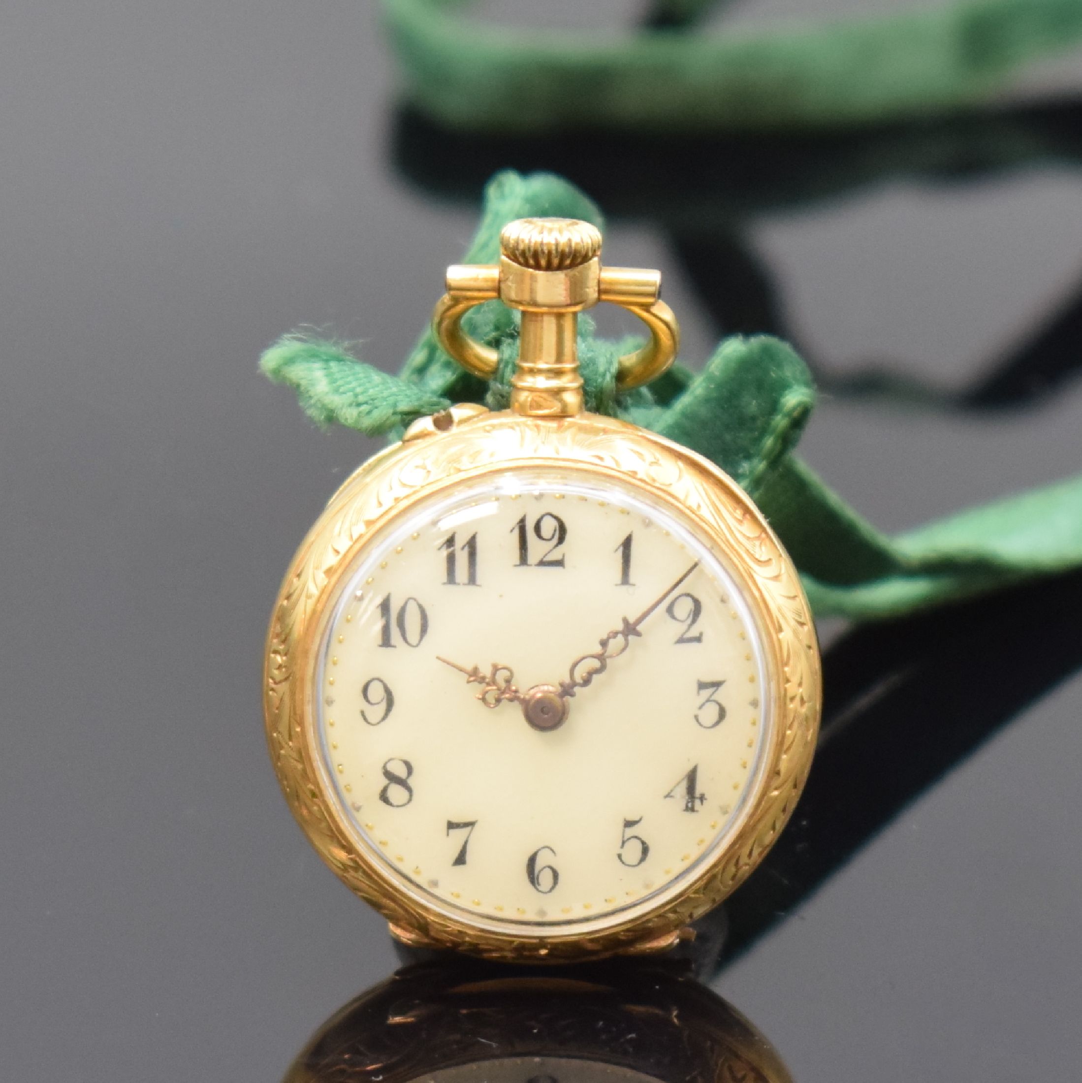 Detail b: LeCOULTRE / GOLAY Fils & Stahl offene Damentaschenuhr in RoseG 750/000, Schweiz um 1870/1880, floral grav. Geh. dell., rücks. transluzid grün ...