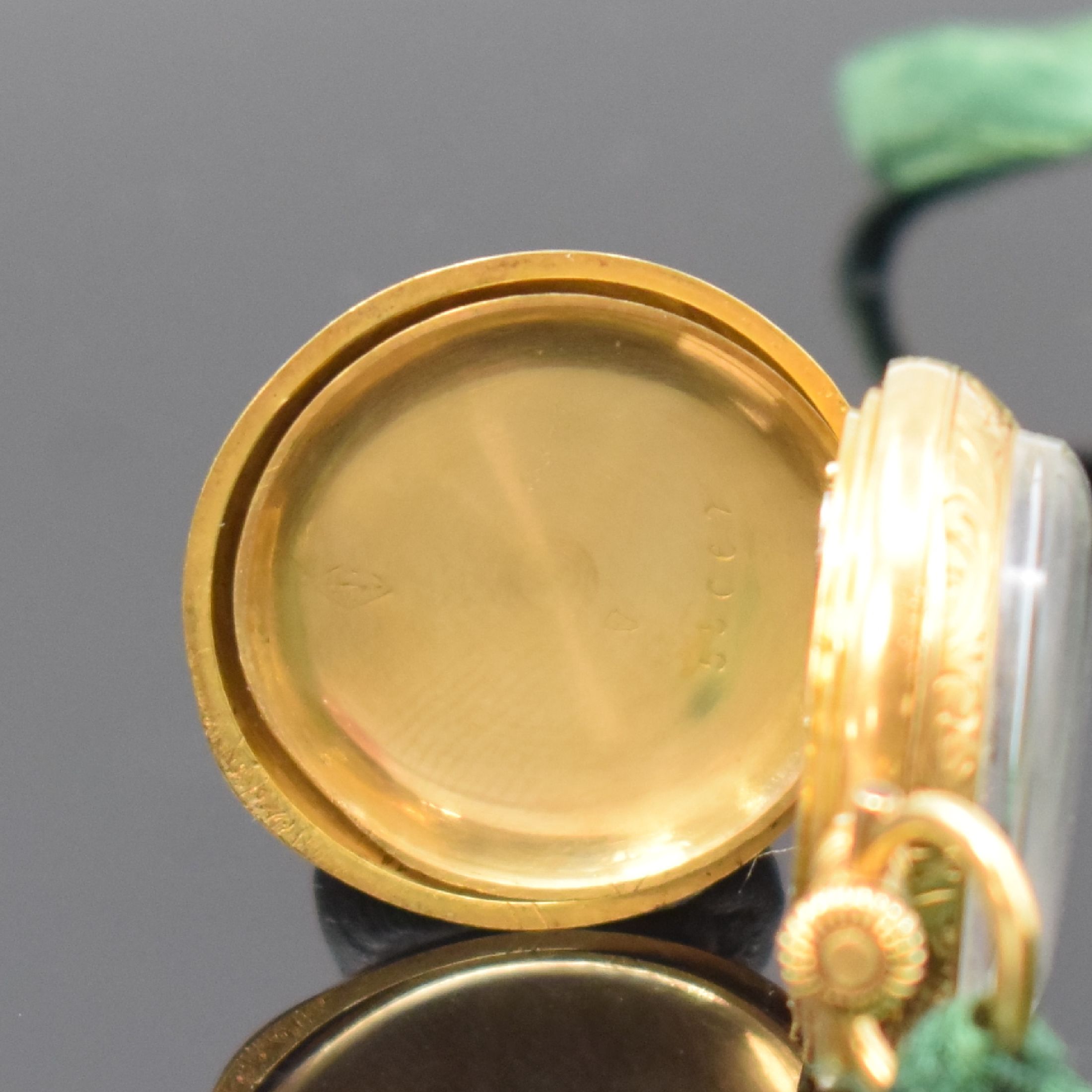 Detail e: LeCOULTRE / GOLAY Fils & Stahl offene Damentaschenuhr in RoseG 750/000, Schweiz um 1870/1880, floral grav. Geh. dell., rücks. transluzid grün ...