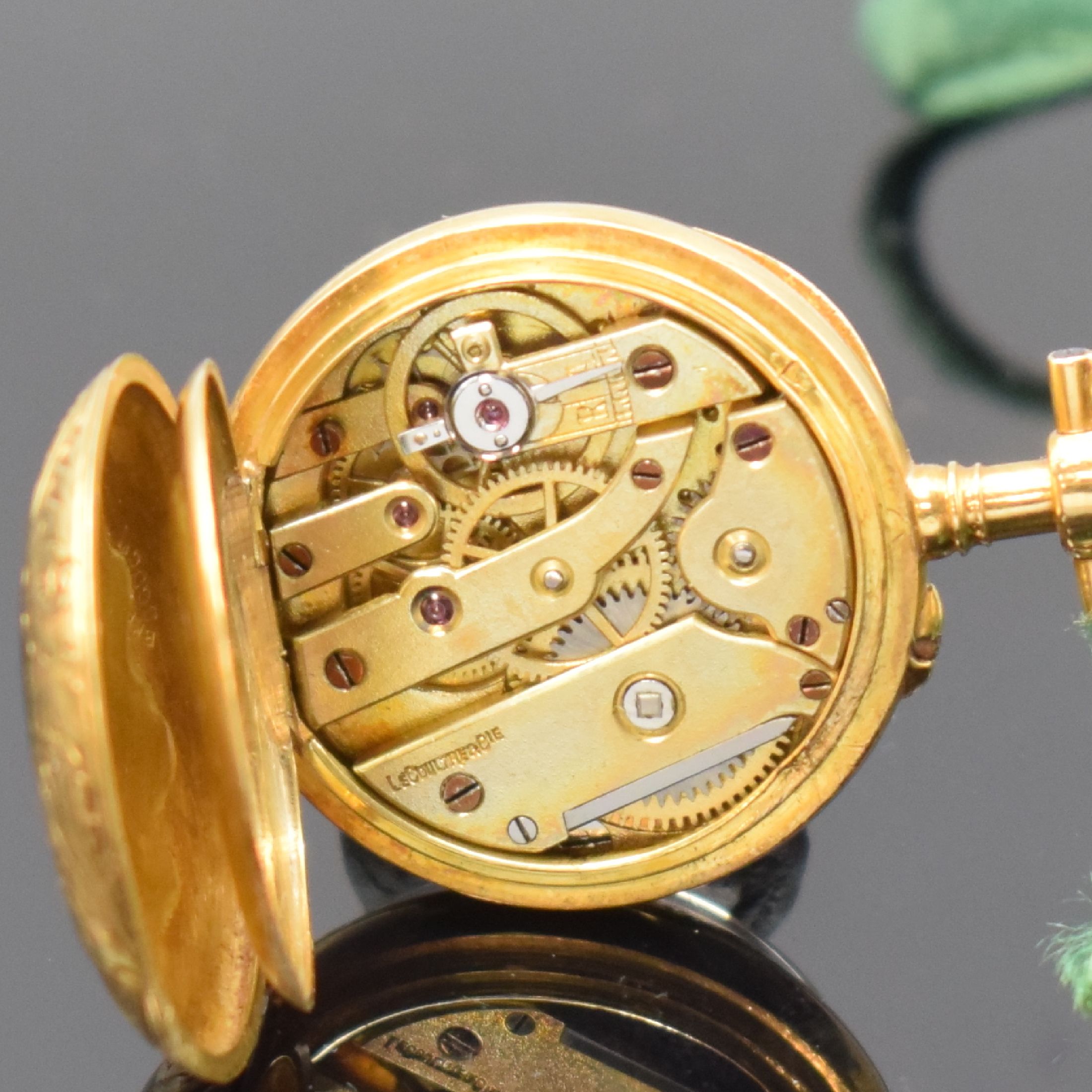 Detail f: LeCOULTRE / GOLAY Fils & Stahl offene Damentaschenuhr in RoseG 750/000, Schweiz um 1870/1880, floral grav. Geh. dell., rücks. transluzid grün ...