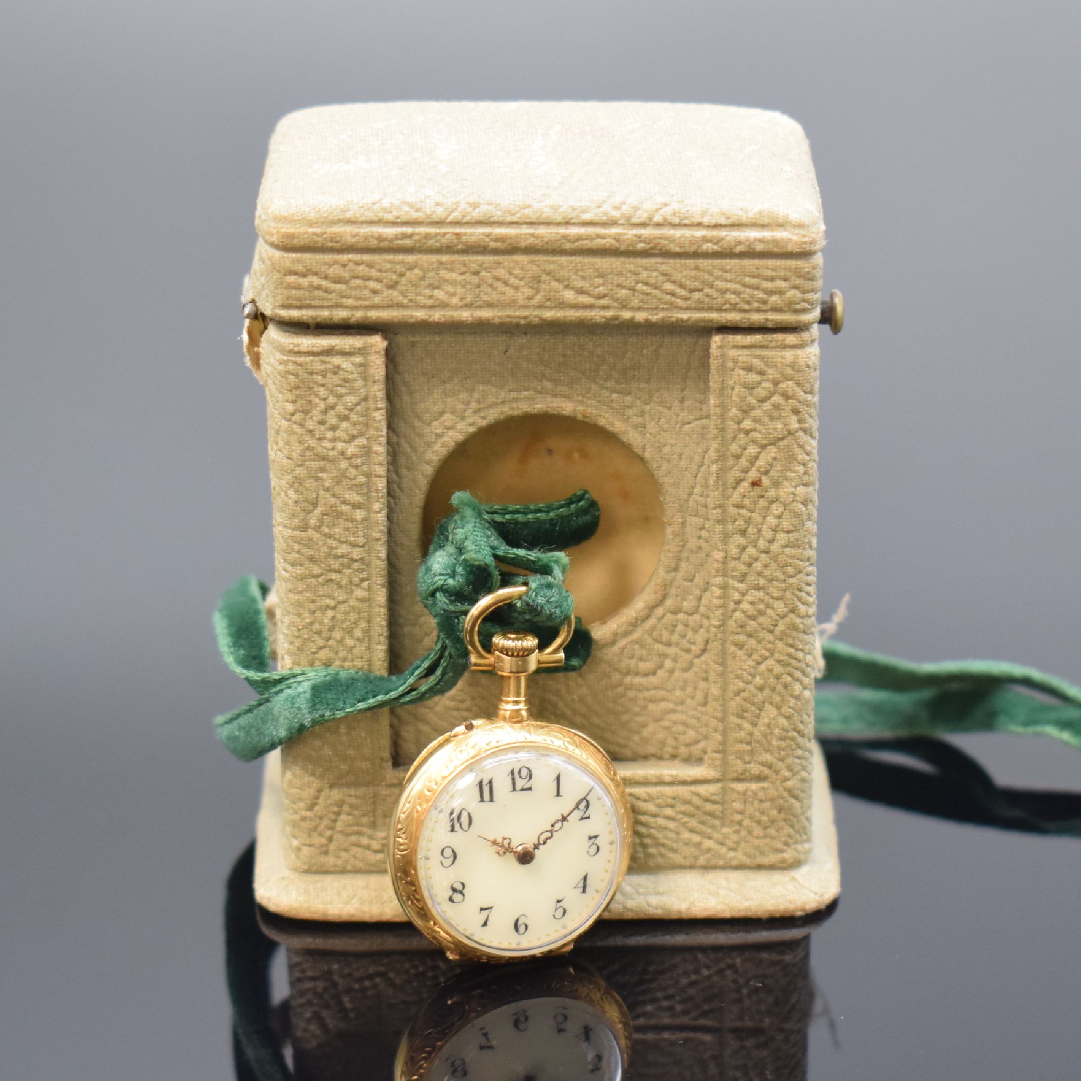 Detail g: LeCOULTRE / GOLAY Fils & Stahl offene Damentaschenuhr in RoseG 750/000, Schweiz um 1870/1880, floral grav. Geh. dell., rücks. transluzid grün ...