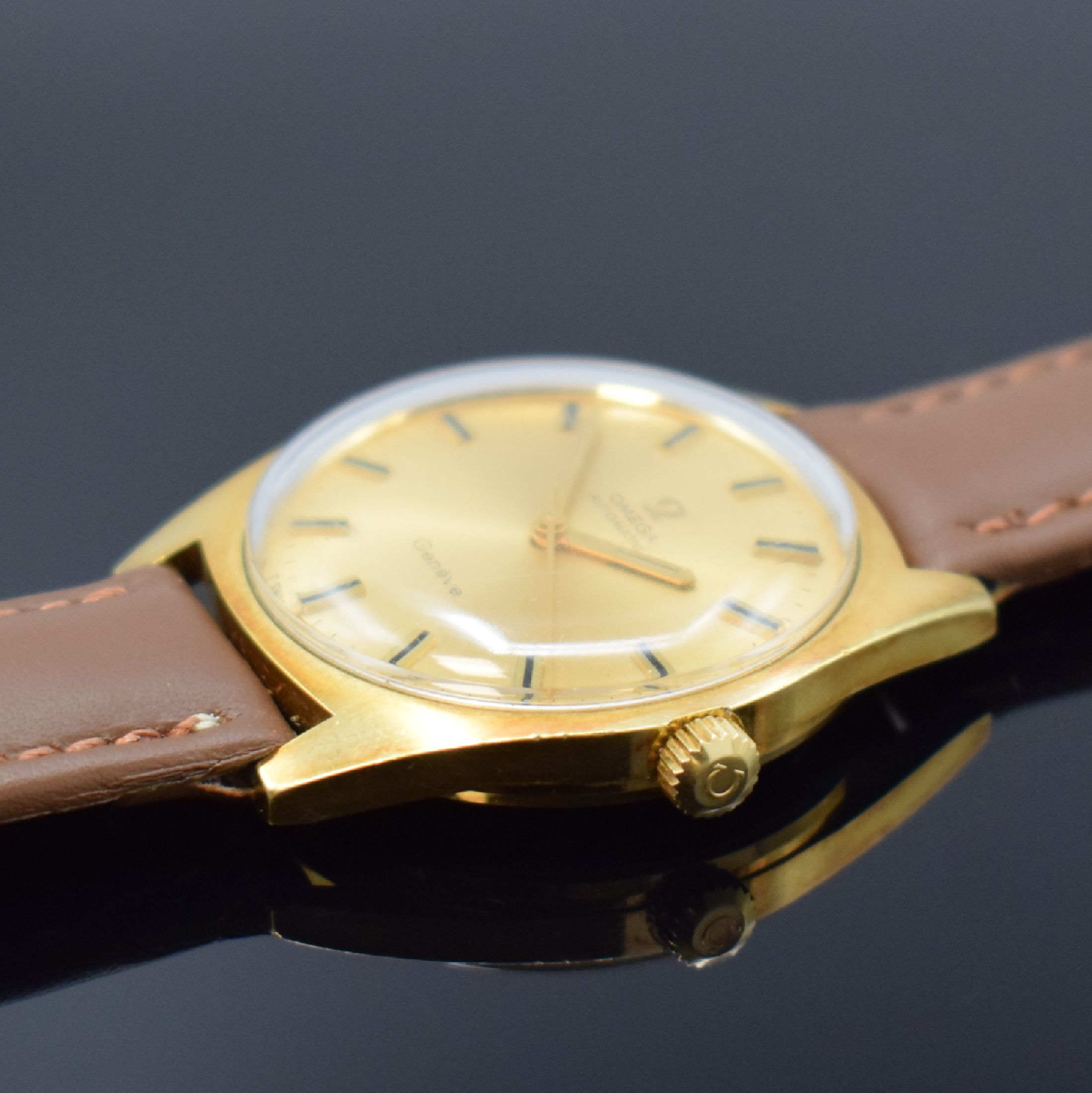 Detail b: OMEGA Geneve Herrenarmbanduhr Referenz 165.041, Schweiz um 1968, Automatik, verg. Gehäuse, geschr. Stahlboden, verg. Zifferbl. m. aufges. Std.-Ind., ...
