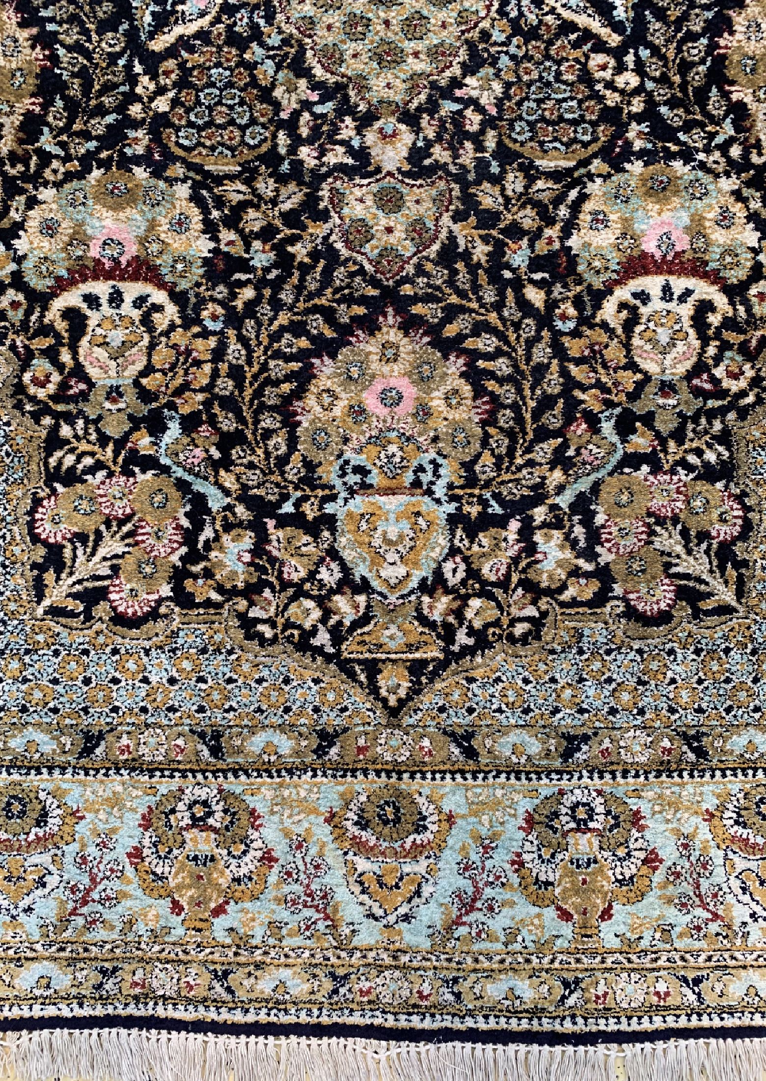 Detail b: Ghom Seide alt, Persien, um 1960, reine Naturseide, ca. 210 x 135 cm, EHZ: 2