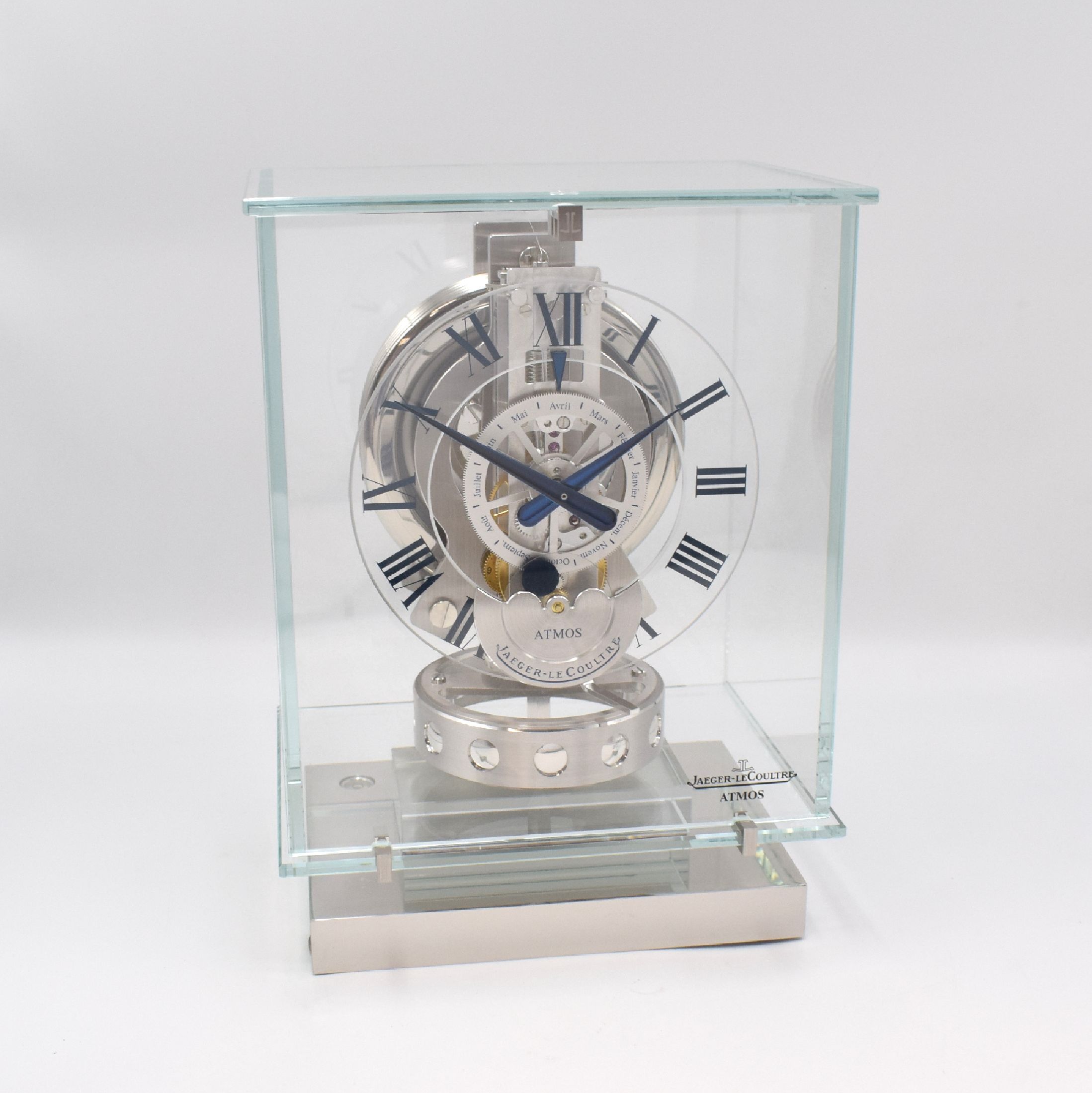 Jaeger-LeCoultre Atmos Classic Phase de Lune Transparente Referenz Q5145201, Schweiz um 2013, 6-seitig vergl. Geh. auf rhod. Standfuß, ...