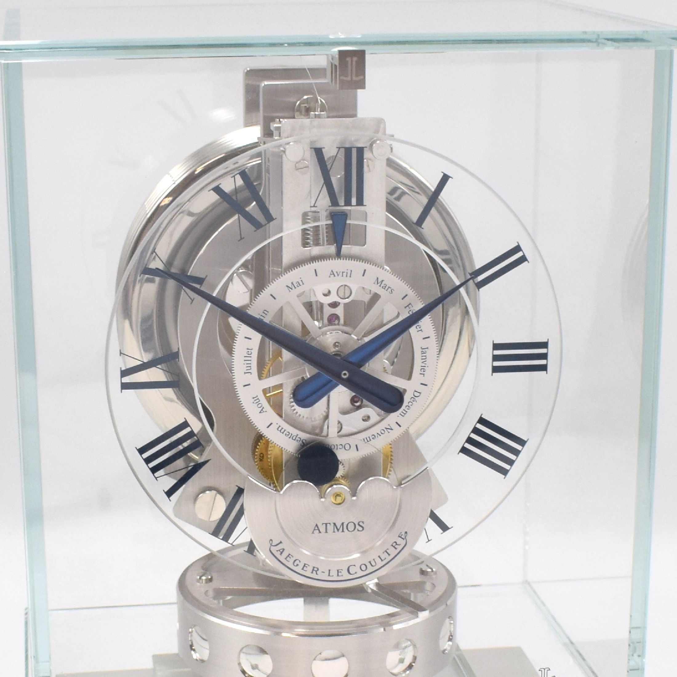 Detail a: Jaeger-LeCoultre Atmos Classic Phase de Lune Transparente Referenz Q5145201, Schweiz um 2013, 6-seitig vergl. Geh. auf rhod. Standfuß, ...