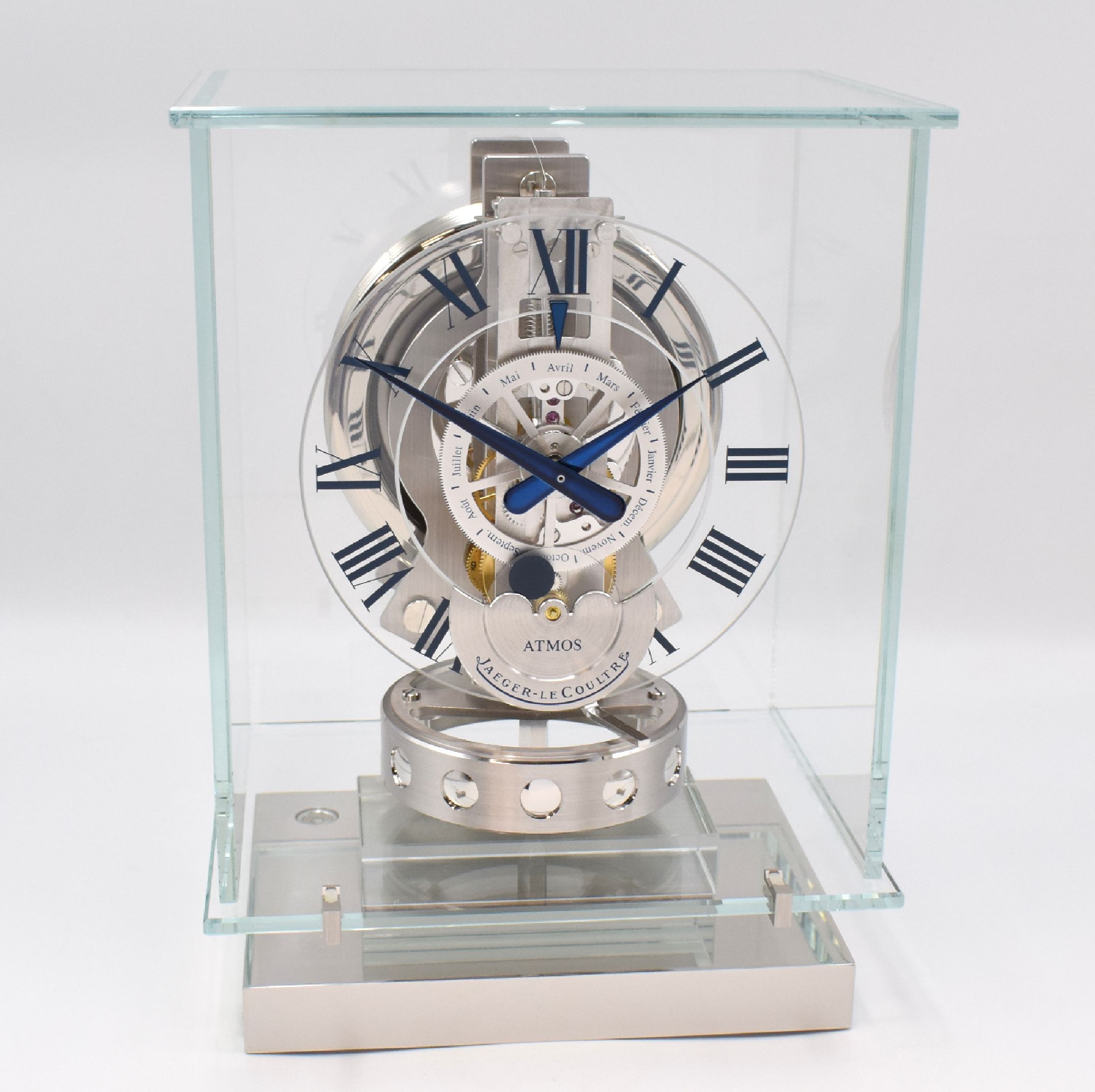 Detail b: Jaeger-LeCoultre Atmos Classic Phase de Lune Transparente Referenz Q5145201, Schweiz um 2013, 6-seitig vergl. Geh. auf rhod. Standfuß, ...