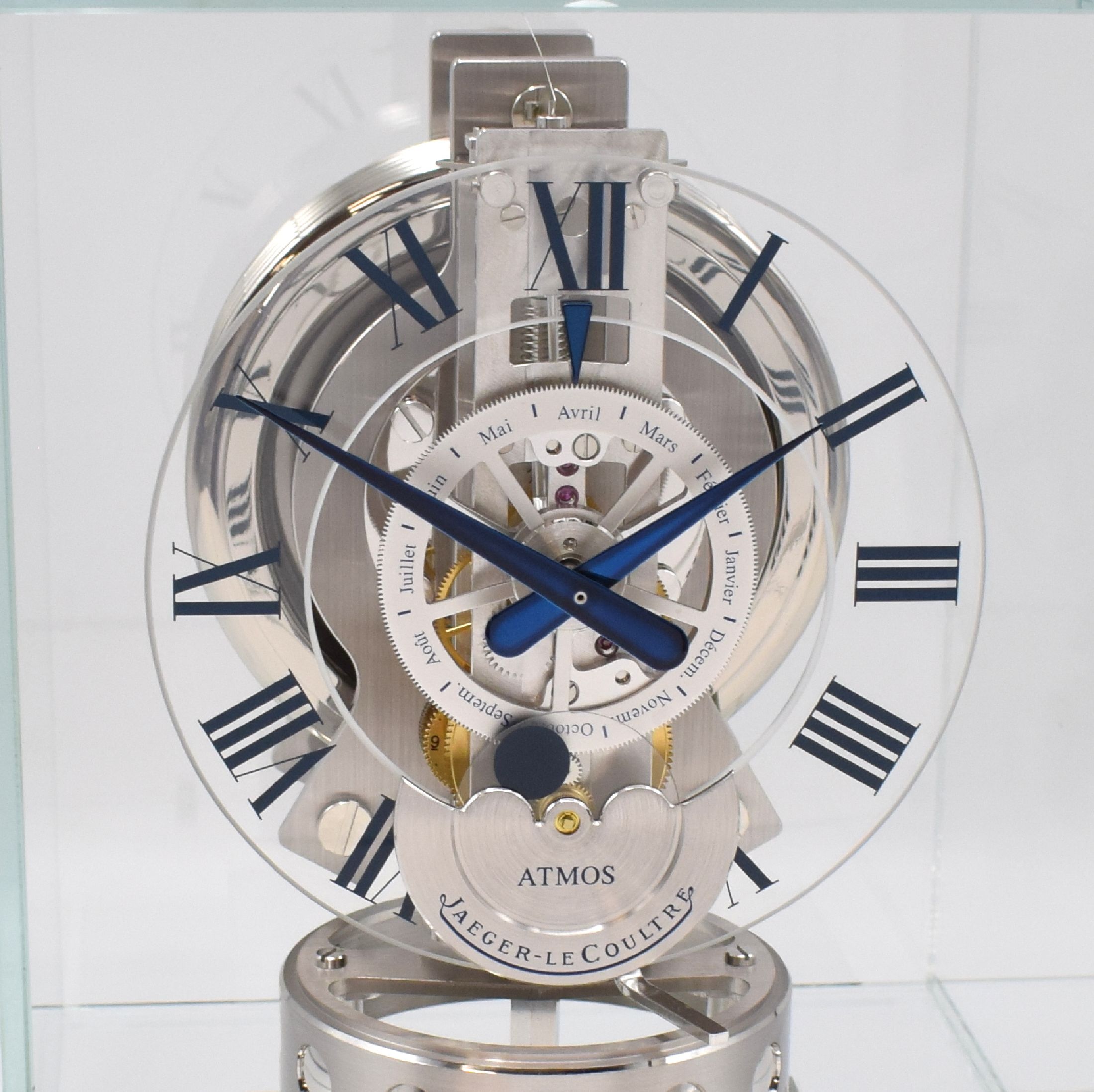 Detail c: Jaeger-LeCoultre Atmos Classic Phase de Lune Transparente Referenz Q5145201, Schweiz um 2013, 6-seitig vergl. Geh. auf rhod. Standfuß, ...