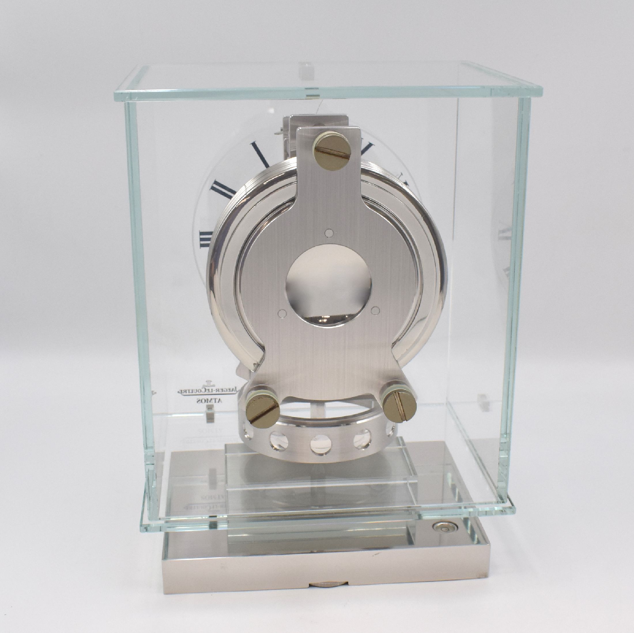 Detail f: Jaeger-LeCoultre Atmos Classic Phase de Lune Transparente Referenz Q5145201, Schweiz um 2013, 6-seitig vergl. Geh. auf rhod. Standfuß, ...