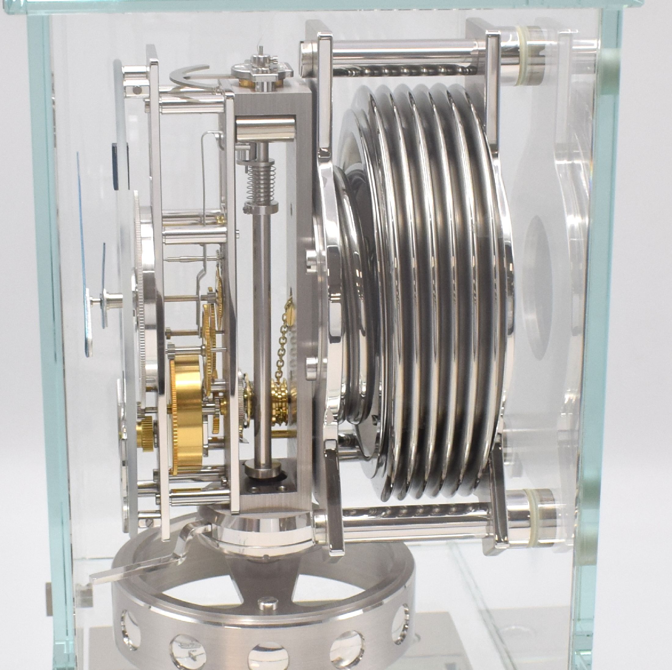 Detail h: Jaeger-LeCoultre Atmos Classic Phase de Lune Transparente Referenz Q5145201, Schweiz um 2013, 6-seitig vergl. Geh. auf rhod. Standfuß, ...