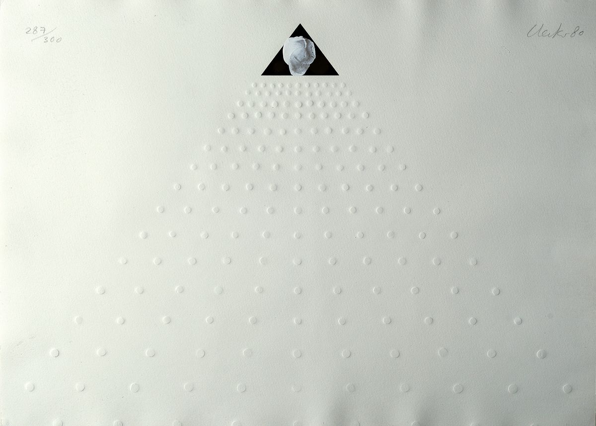 Günter Uecker, geb. 1930, Prägedruck und Goldfolie auf Bütten-Karton, "Die Spitze der Pyramide" (1980), pyramidal zulaufende ...