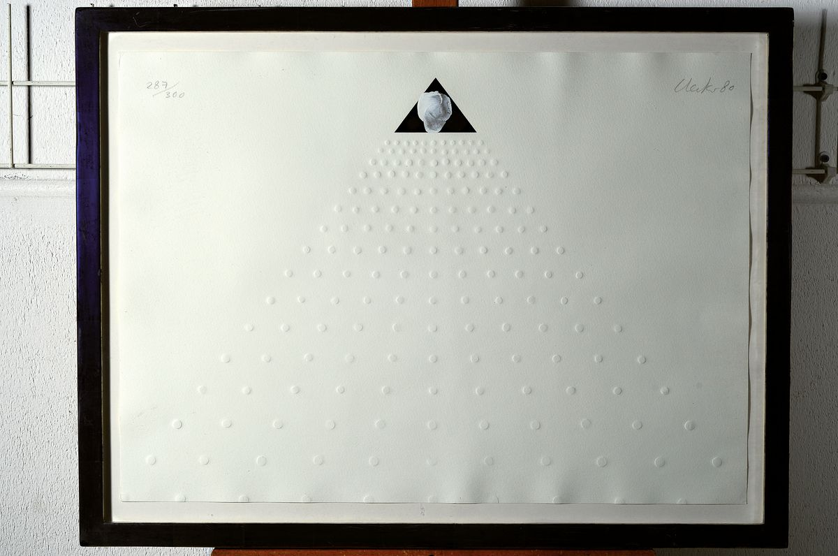 Detail k: Günter Uecker, geb. 1930, Prägedruck und Goldfolie auf Bütten-Karton, "Die Spitze der Pyramide" (1980), pyramidal zulaufende ...