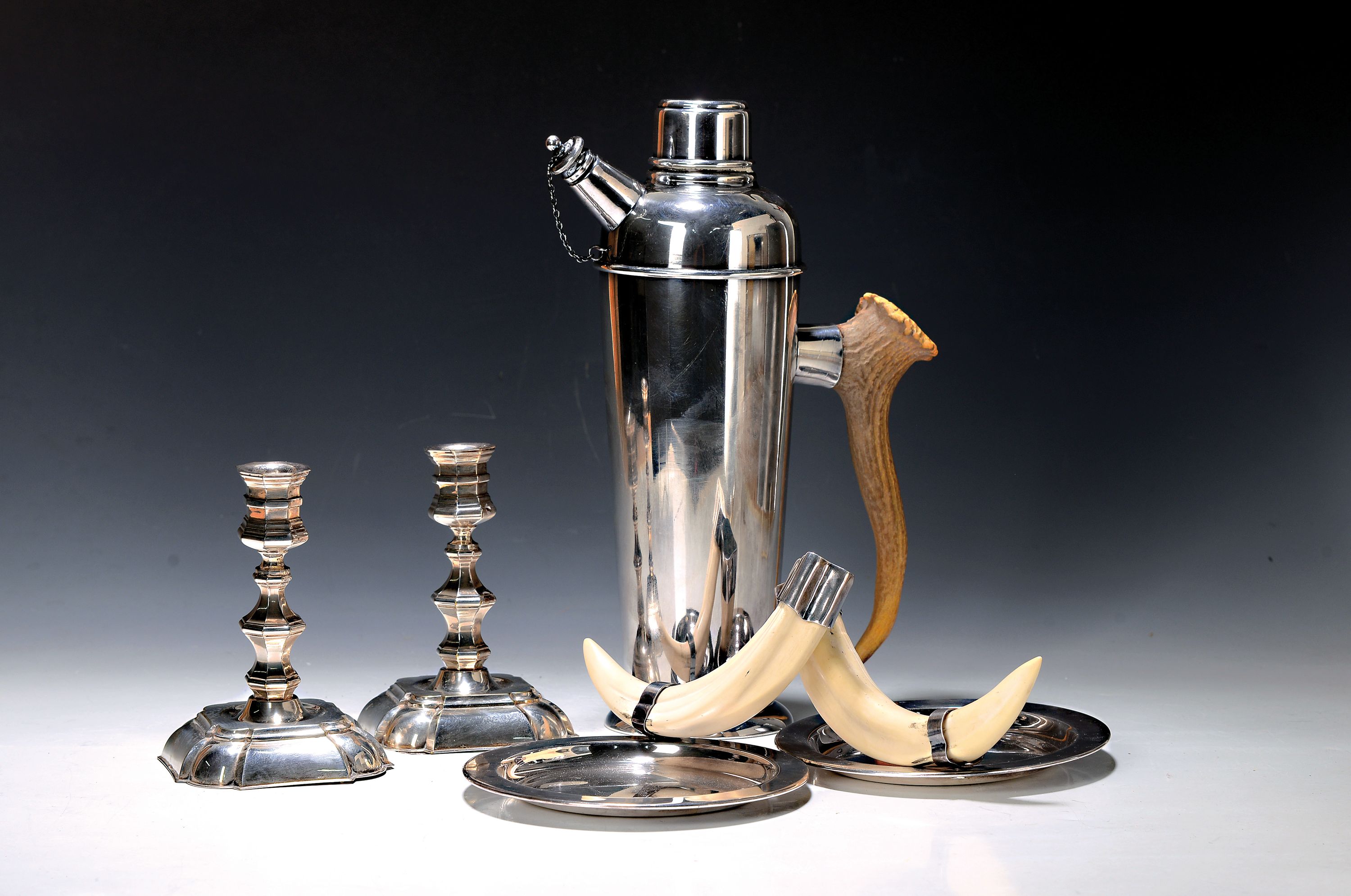 Vierteiliges Jagddekor-Set, versilbert, ca. Mitte 20 Jh., England, großer Cocktail-Shaker mit Geweih als Griff, P.H. Vogel & Co., Birmingham, ca. ...