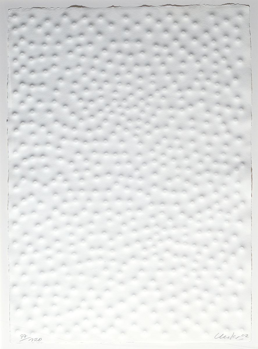 Günther Uecker, geb. 1930, Prägedruck auf Eskulan-Bütten, Ed. 77/120, 2002, handsigniertu. datiert 02, WVZ; Nr. L0203, Blatt 70x50 cm,unter Glas ...