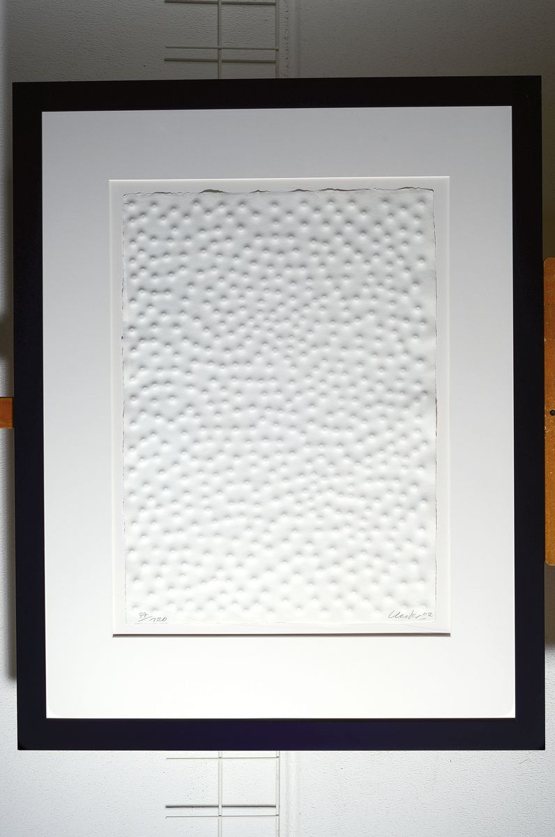 Detail k: Günther Uecker, geb. 1930, Prägedruck auf Eskulan-Bütten, Ed. 77/120, 2002, handsigniertu. datiert 02, WVZ; Nr. L0203, Blatt 70x50 cm,unter Glas ...