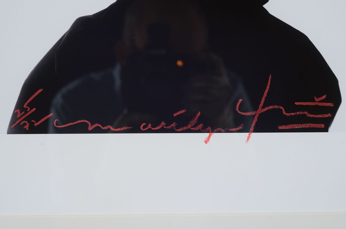 Detail a: Bert Stern, 1926-2013, "Marilyn looking at you", Fotografie auf dickem, mattem Fotopapier, Iris-Print, handsign., nummeriert 25/72, verso ...