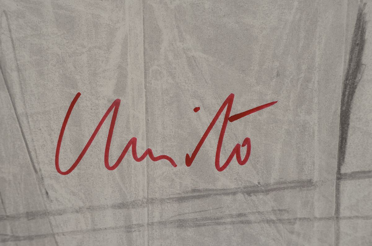 Detail a: Christo, 1935-2020, Offsetdruck auf dünnem Karton, "Wrapped Monument", 1975, handsigniert, Blatt 71x56 cm, unter Glas gerahmt 83x63 cm