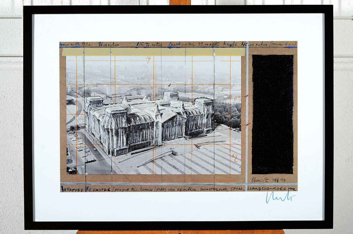 Detail k: Christo 1935-2020, Offsetdruck mit geprägtemFoliendruck auf dünnem Karton, "Verhüllter Reichstag", 1994, handsigniert, Blatt 50x70 cm, ...