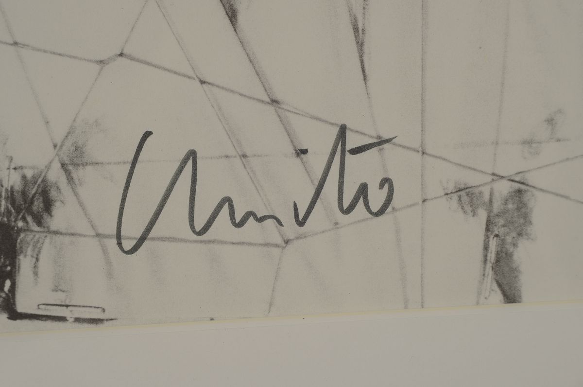 Detail a: Christo, 1935-2000, Offsetdruck auf Papier, "Wrapped Monument to Cristobal Colon, Project for Barcelona", 1977, handsigniert, Blatt 76x56 ...