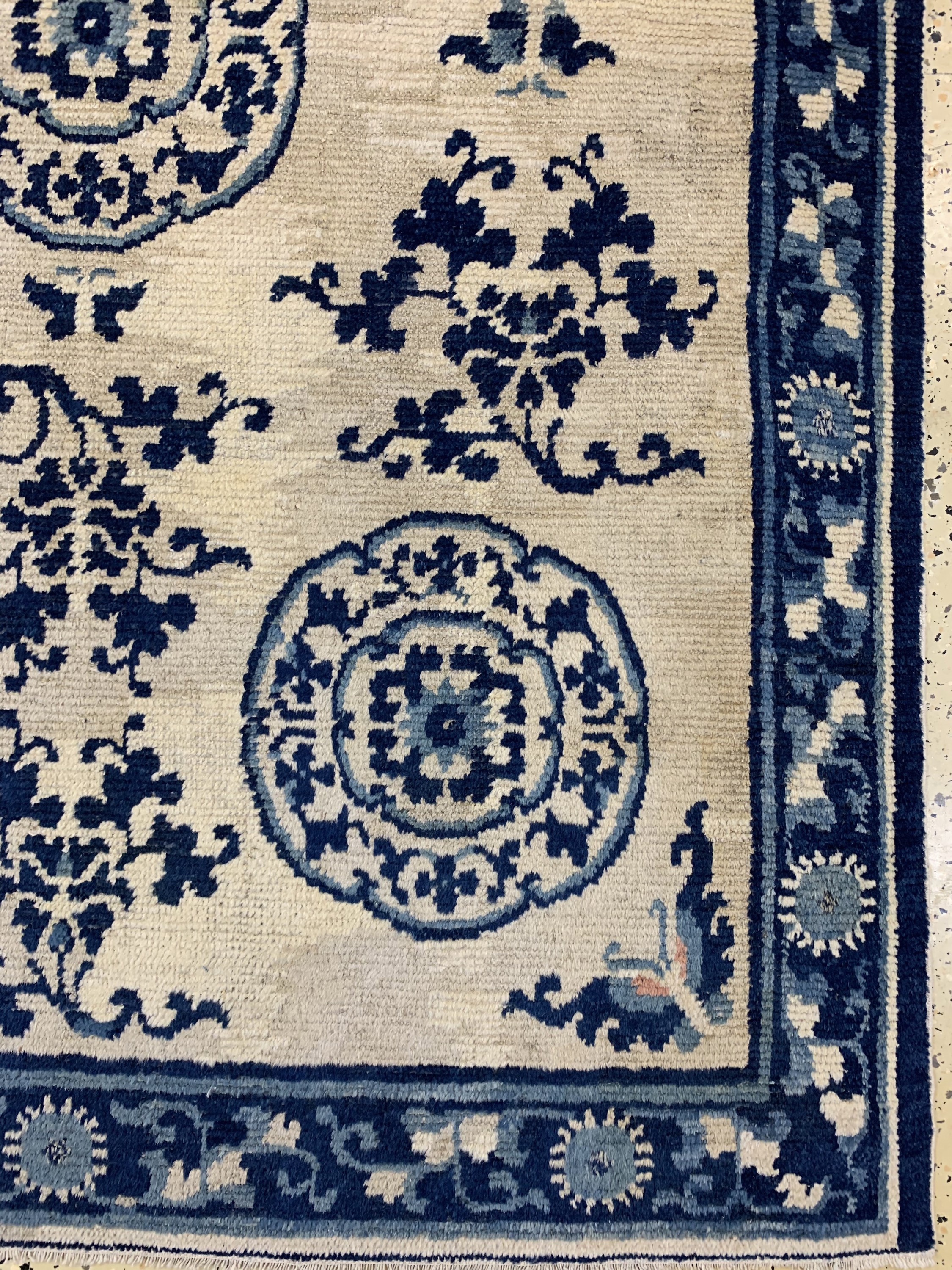 Detail a: Antiker Kang-Hsi, Westchina, 18.Jhd, Wolle auf Baumwolle, ca. 182 x 122 cm, EHZ: 2(Altersbedingt guter Zustand).