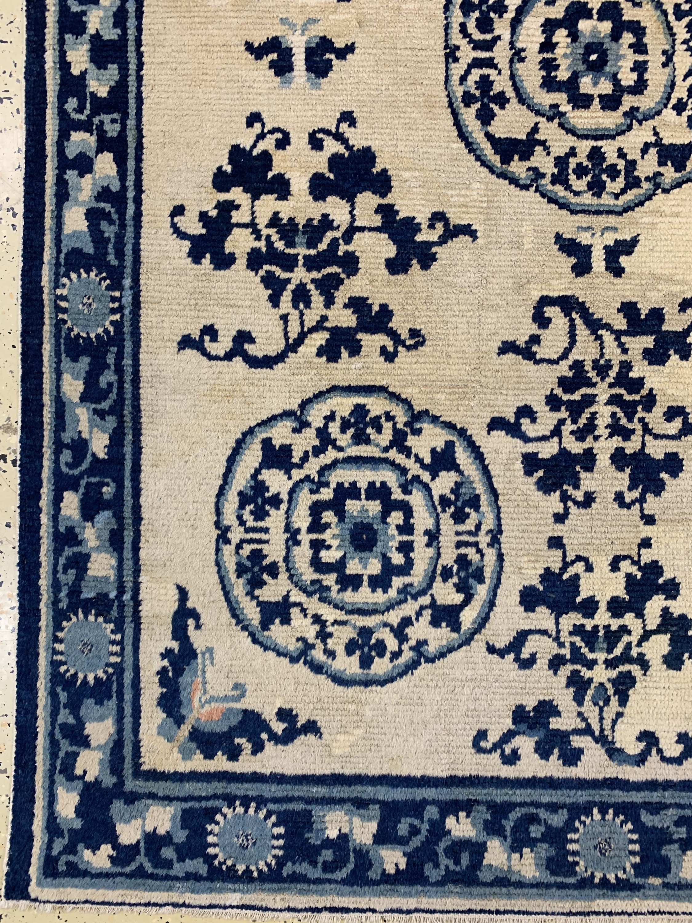 Detail b: Antiker Kang-Hsi, Westchina, 18.Jhd, Wolle auf Baumwolle, ca. 182 x 122 cm, EHZ: 2(Altersbedingt guter Zustand).