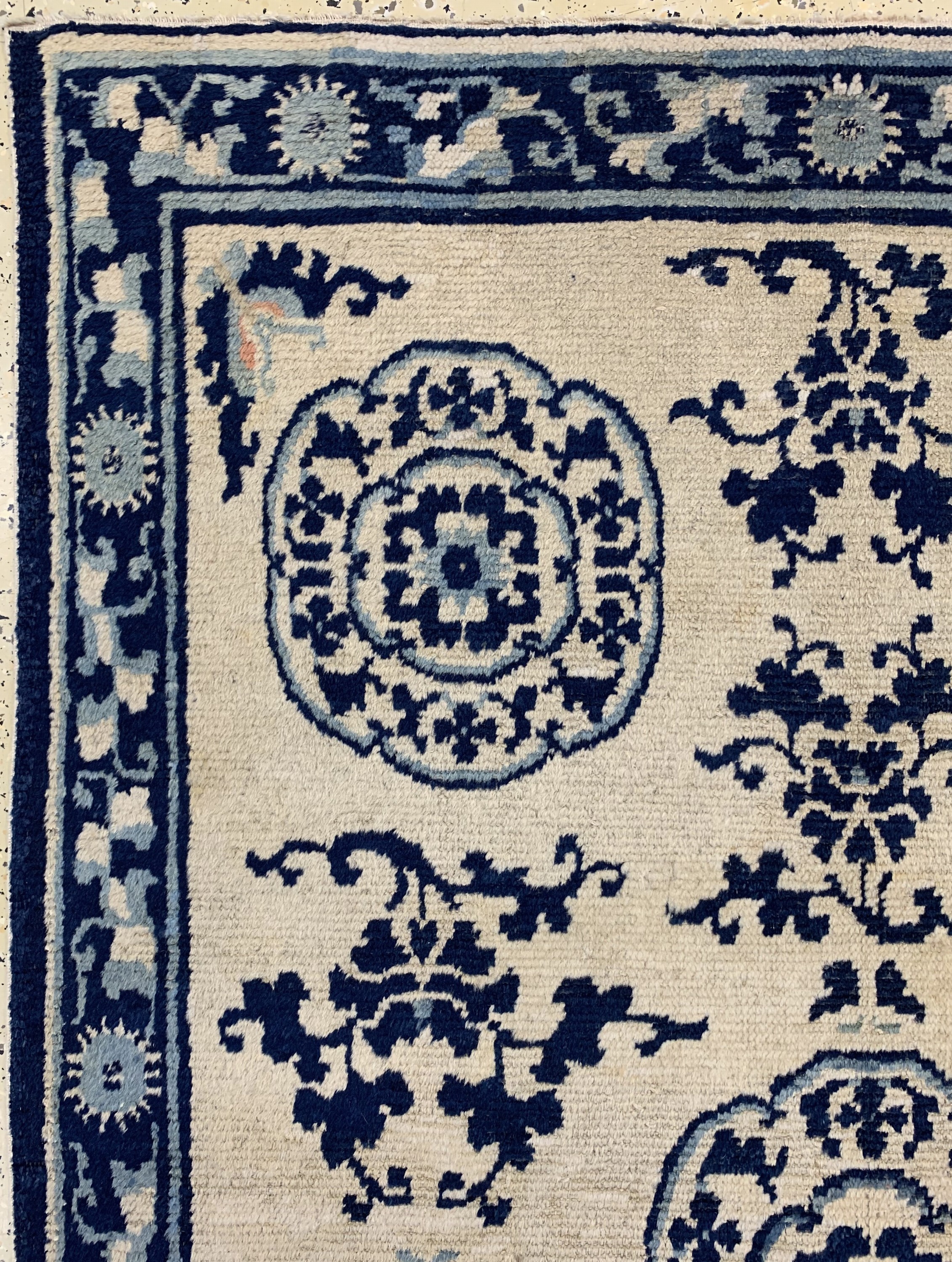 Detail c: Antiker Kang-Hsi, Westchina, 18.Jhd, Wolle auf Baumwolle, ca. 182 x 122 cm, EHZ: 2(Altersbedingt guter Zustand).