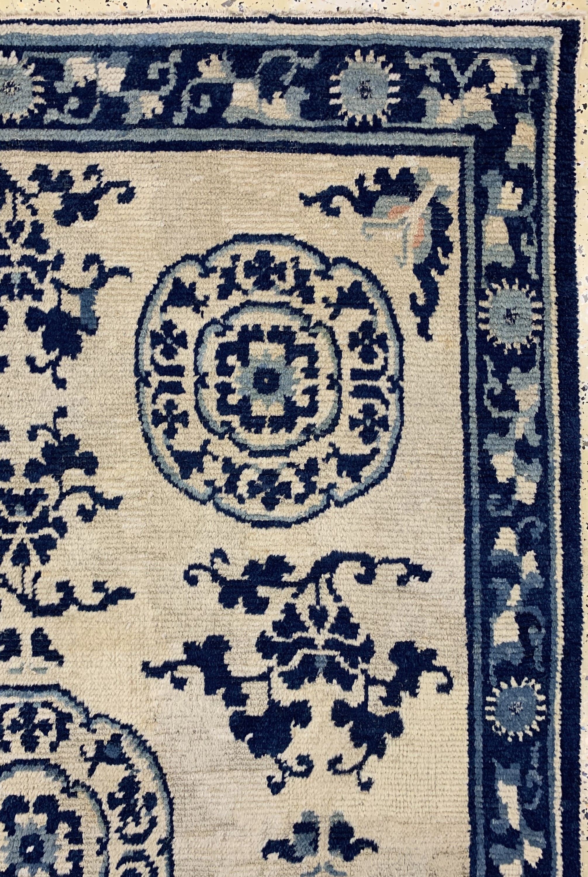 Detail d: Antiker Kang-Hsi, Westchina, 18.Jhd, Wolle auf Baumwolle, ca. 182 x 122 cm, EHZ: 2(Altersbedingt guter Zustand).