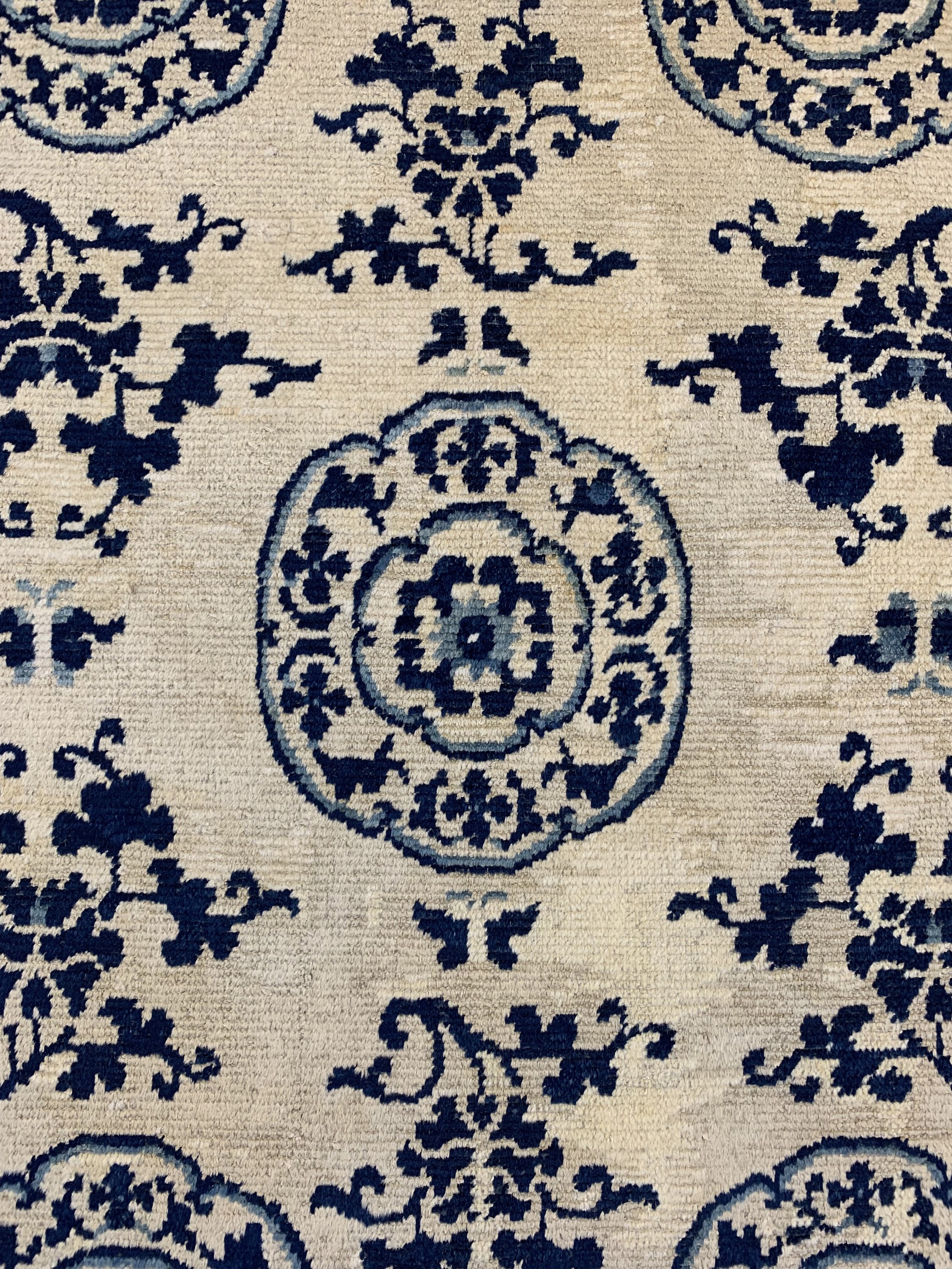 Detail e: Antiker Kang-Hsi, Westchina, 18.Jhd, Wolle auf Baumwolle, ca. 182 x 122 cm, EHZ: 2(Altersbedingt guter Zustand).
