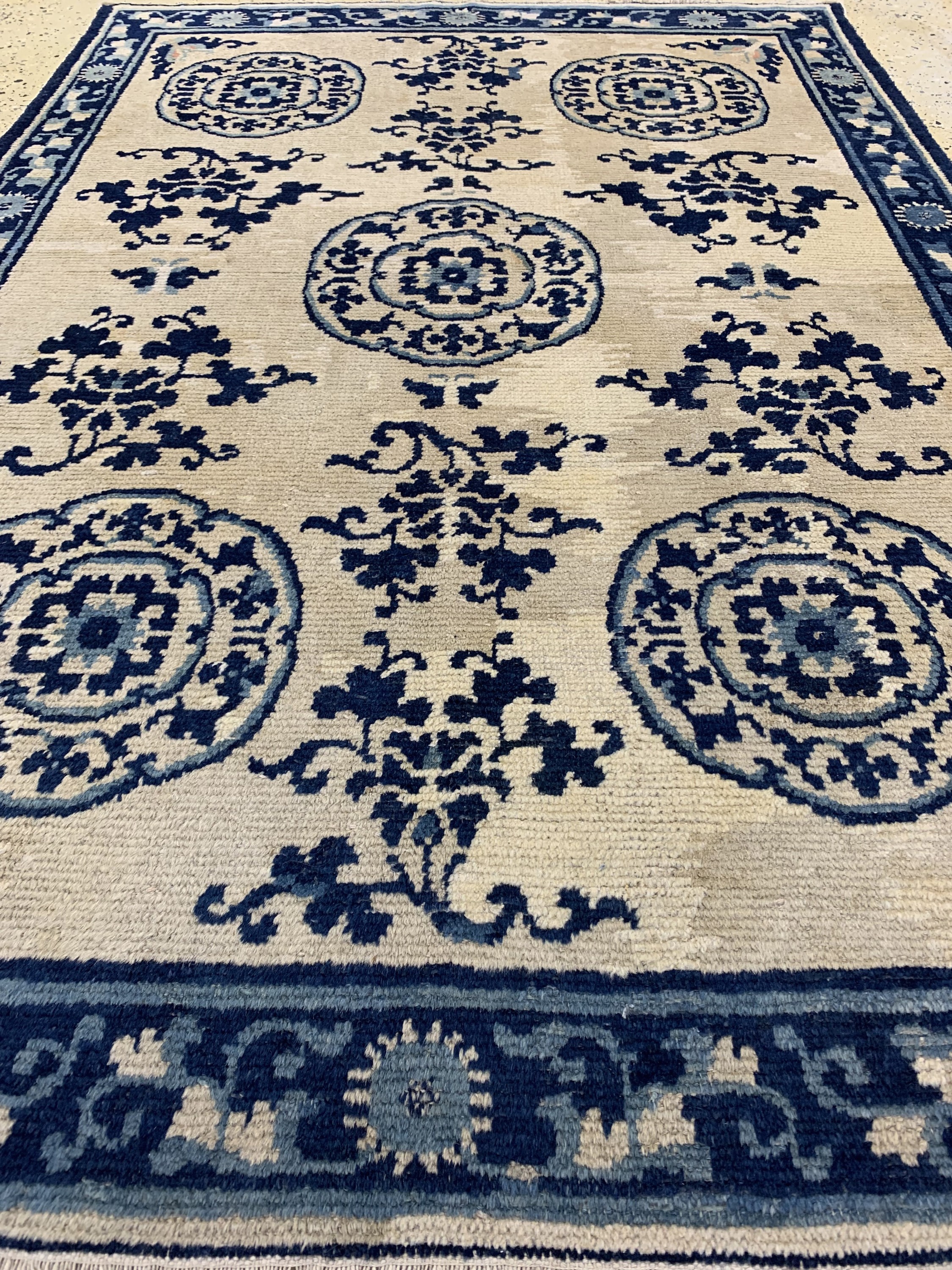 Detail f: Antiker Kang-Hsi, Westchina, 18.Jhd, Wolle auf Baumwolle, ca. 182 x 122 cm, EHZ: 2(Altersbedingt guter Zustand).