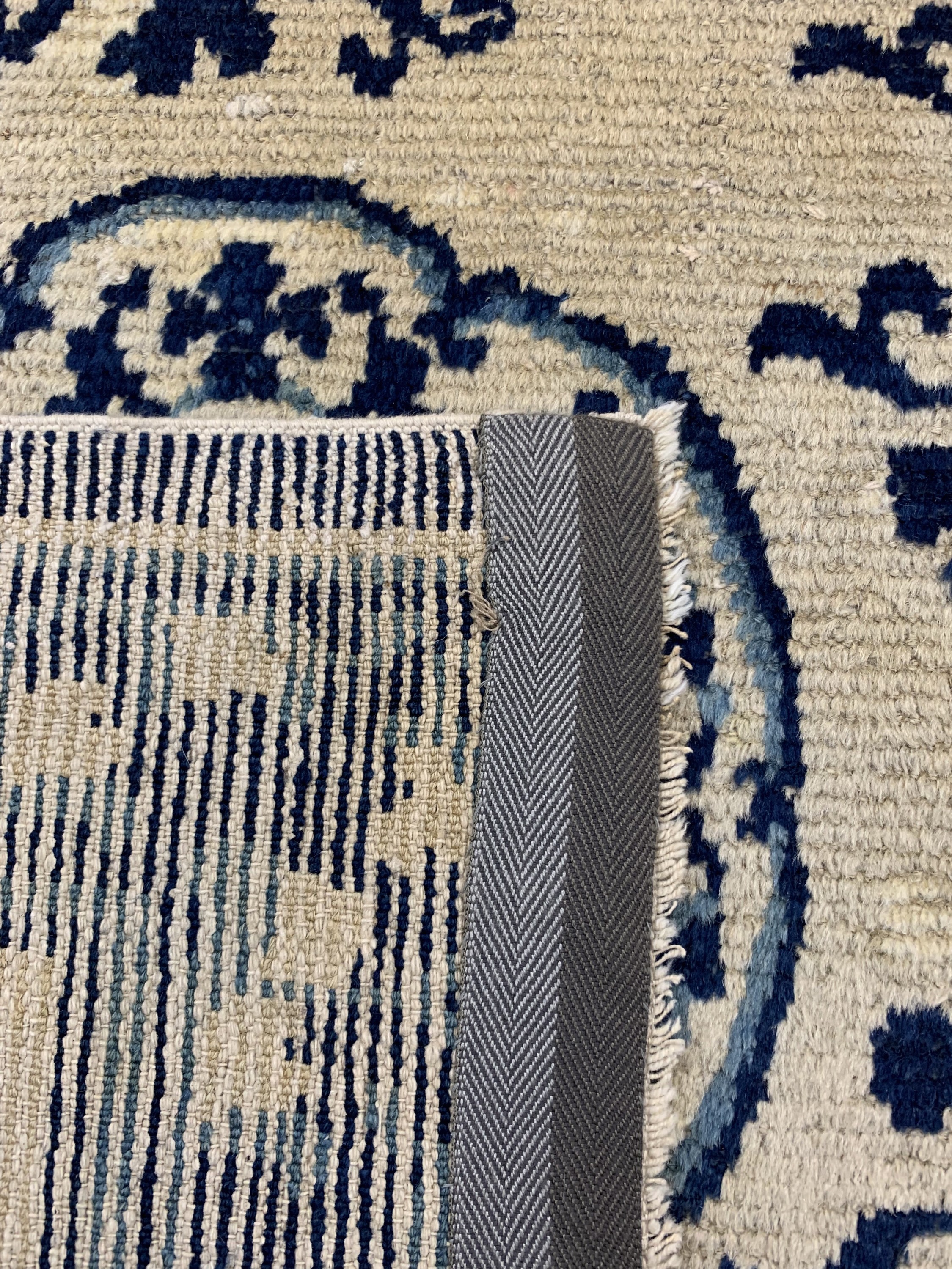 Detail g: Antiker Kang-Hsi, Westchina, 18.Jhd, Wolle auf Baumwolle, ca. 182 x 122 cm, EHZ: 2(Altersbedingt guter Zustand).