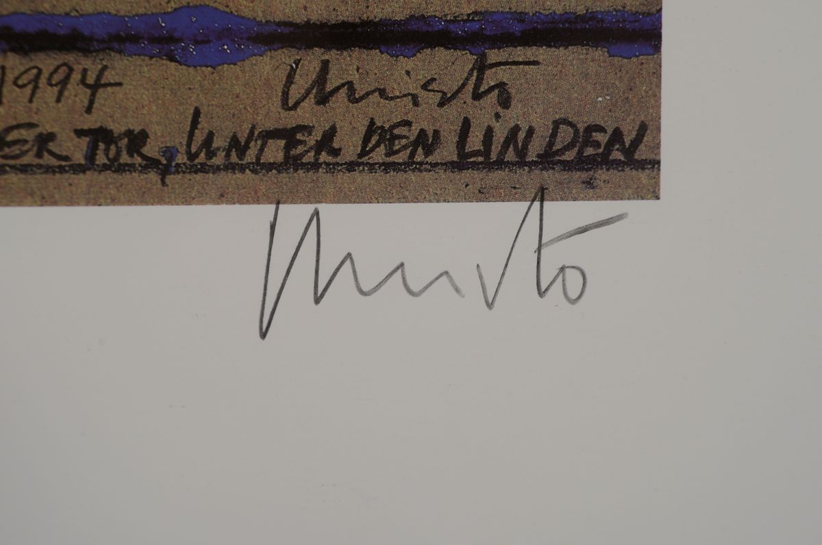 Detail a: Christo, 1935-2020, Offsetdruck mit geprägtem Foliendruck auf dünnem Karton, "Wrapped Reichstag", 1994, handsigniert, Blatt50x70 cm, ...