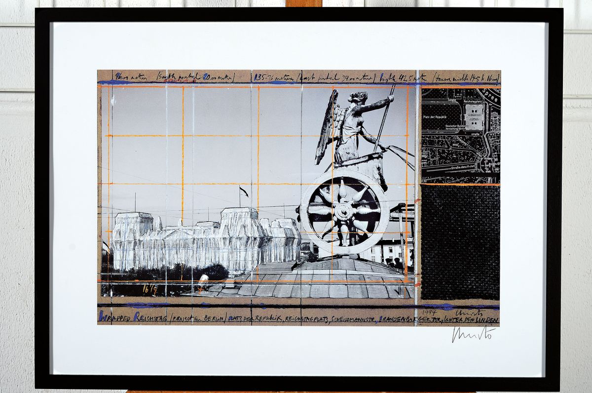 Detail k: Christo, 1935-2020, Offsetdruck mit geprägtem Foliendruck auf dünnem Karton, "Wrapped Reichstag", 1994, handsigniert, Blatt50x70 cm, ...