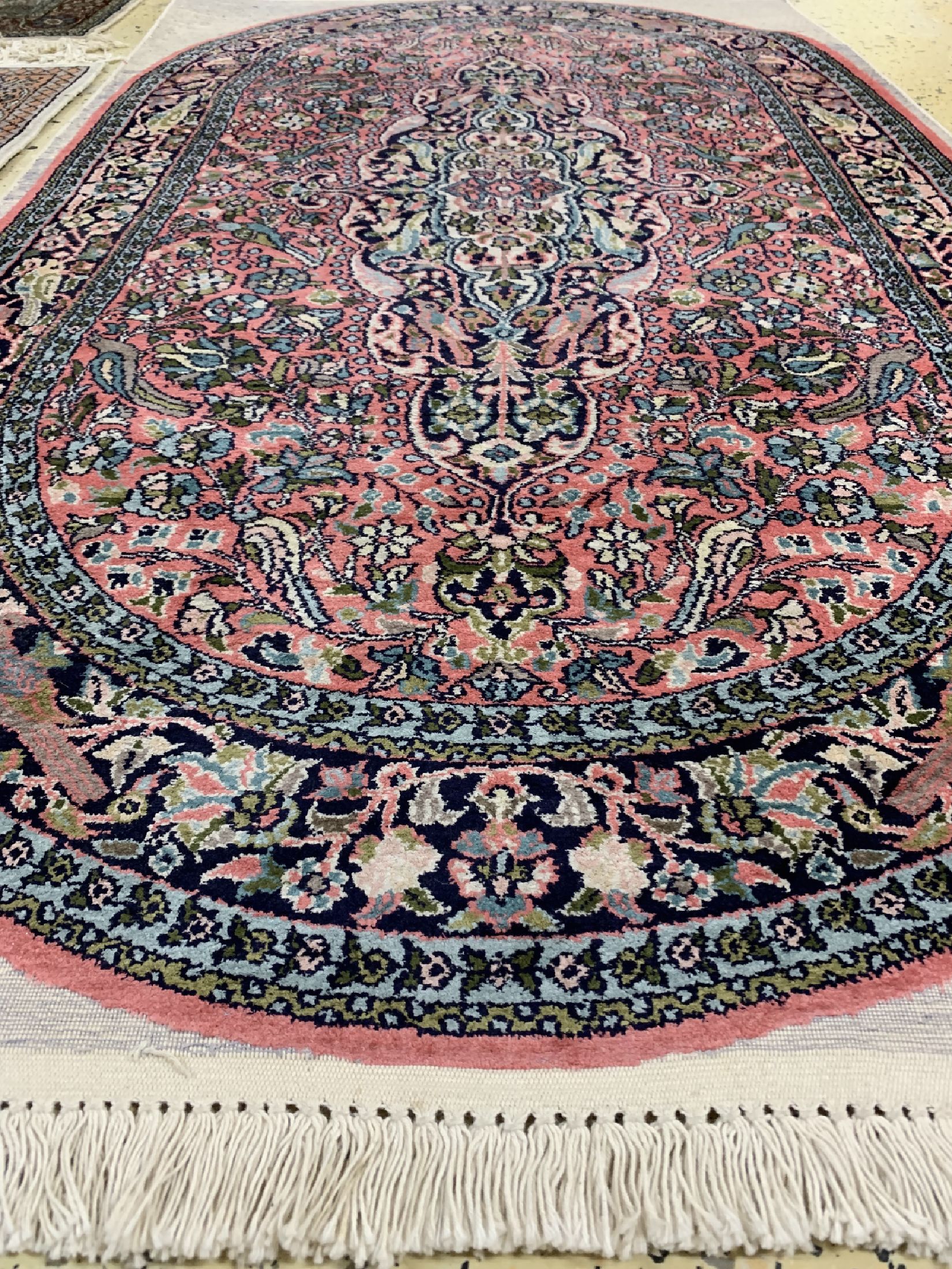 Detail c: Konvolut 4 Kaschmir, Indien, ca. 40 Jahre, Kunstseide, ca. 155 x 90 cm, EHZ: 2