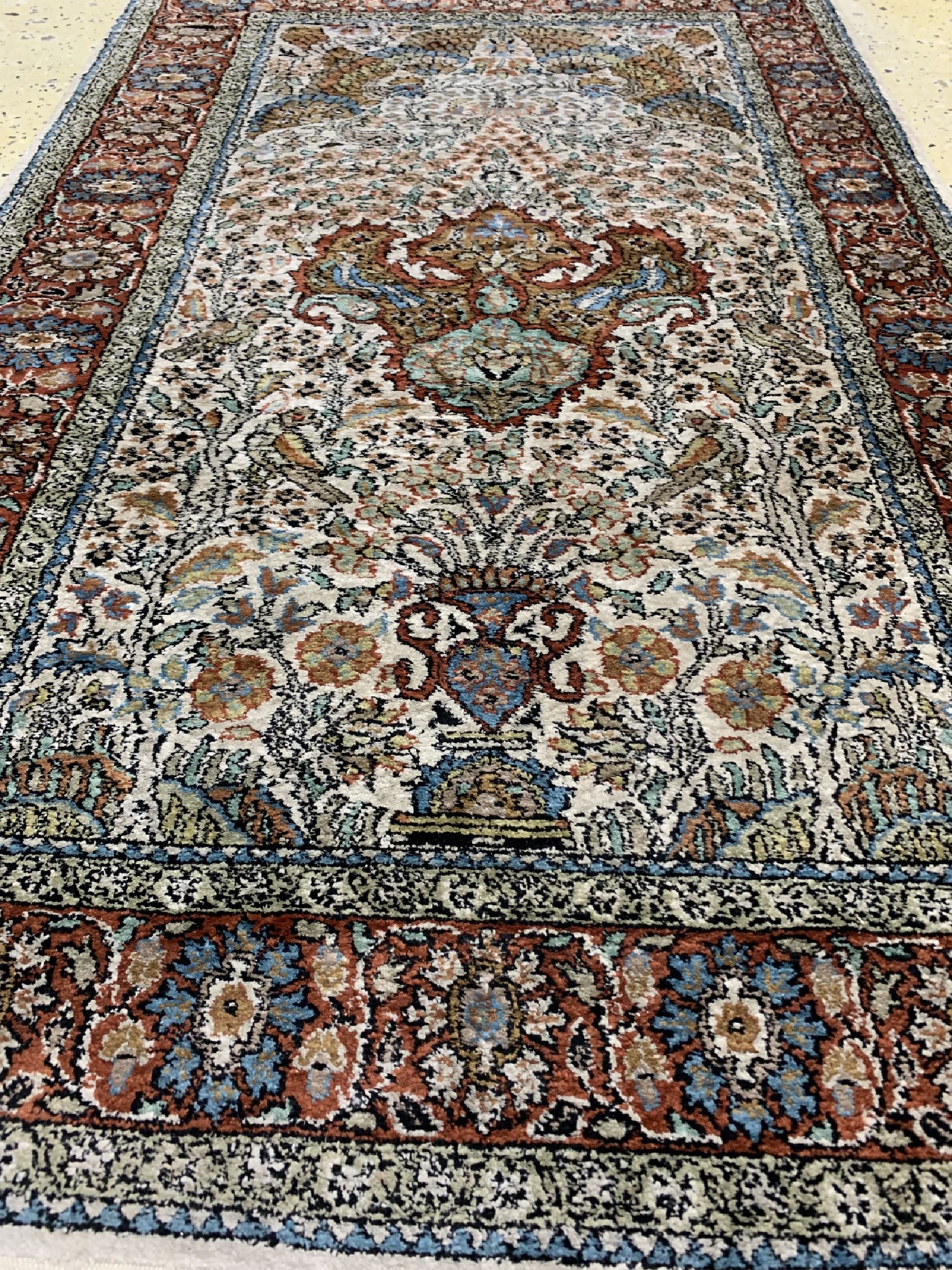 Detail e: Konvolut 4 Kaschmir, Indien, ca. 40 Jahre, Kunstseide, ca. 155 x 90 cm, EHZ: 2
