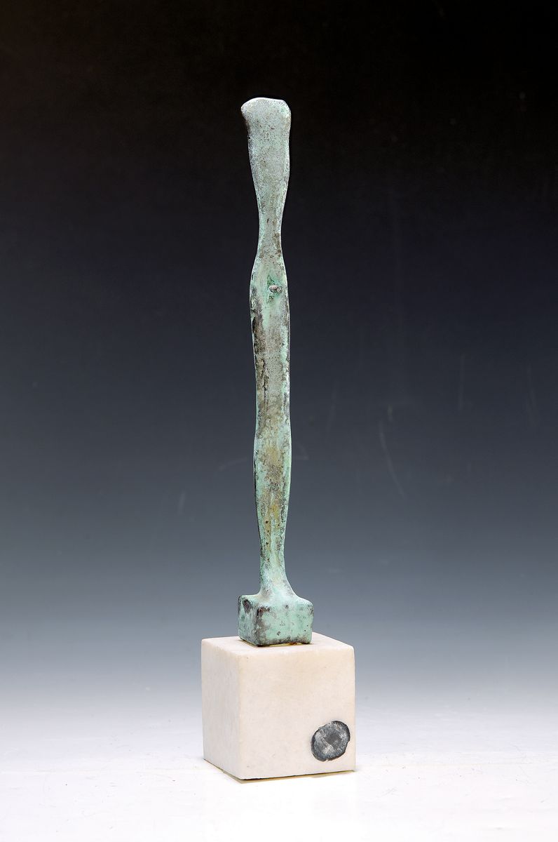 Laszlo Taubert, geb. 1966, Bronzestele, männlicher Körper auf quadratischem Sockel, weißer Marmorsockel, Unikatcharakter, am Bodenaltes ...