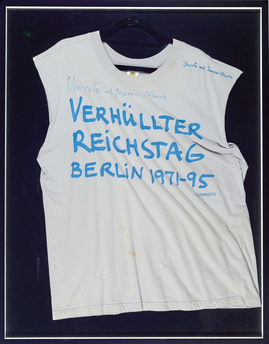 Christo und Jean-Claude, Shirt zum Projekt Verhüllter Reichstag Berlin 1971-95, im Druck auf der li. Schulter signiert, original Handsignatur von ...