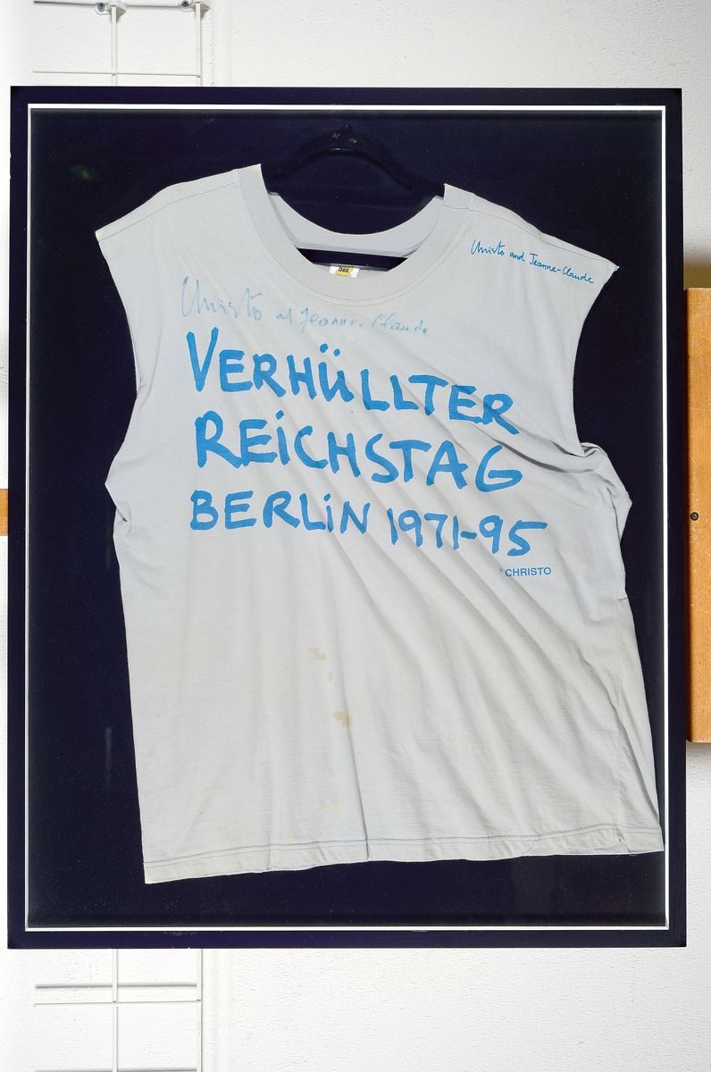 Detail k: Christo und Jean-Claude, Shirt zum Projekt Verhüllter Reichstag Berlin 1971-95, im Druck auf der li. Schulter signiert, original Handsignatur von ...