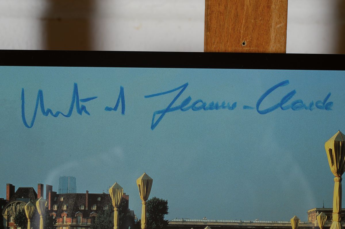 Detail a: Christo und Jeanne-Claude, Offsetdruck auf dünnem Karton, "Pont Neuf Paris", 1985, handsigniert von beiden Künstlern, Blatt 43x31cm, ...