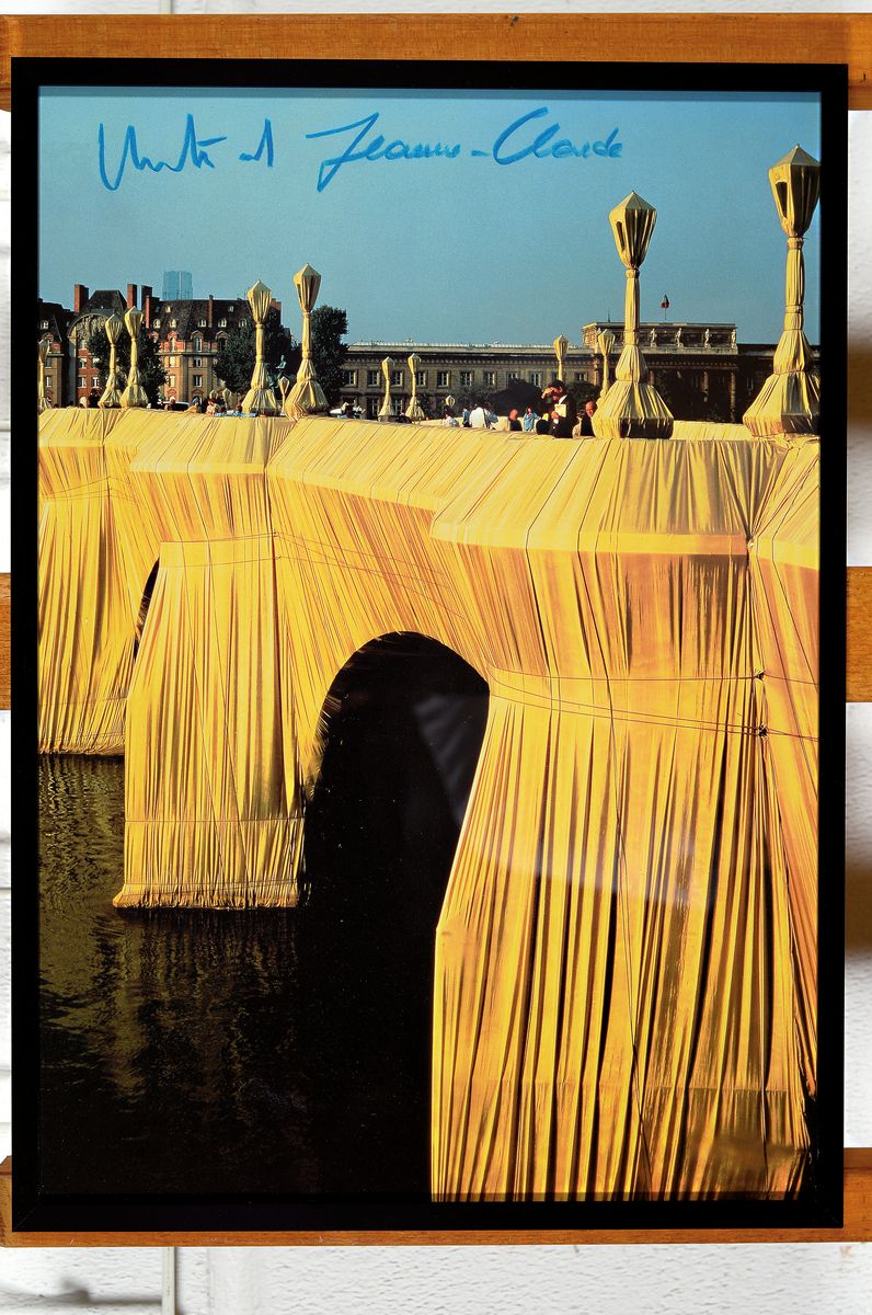 Detail k: Christo und Jeanne-Claude, Offsetdruck auf dünnem Karton, "Pont Neuf Paris", 1985, handsigniert von beiden Künstlern, Blatt 43x31cm, ...