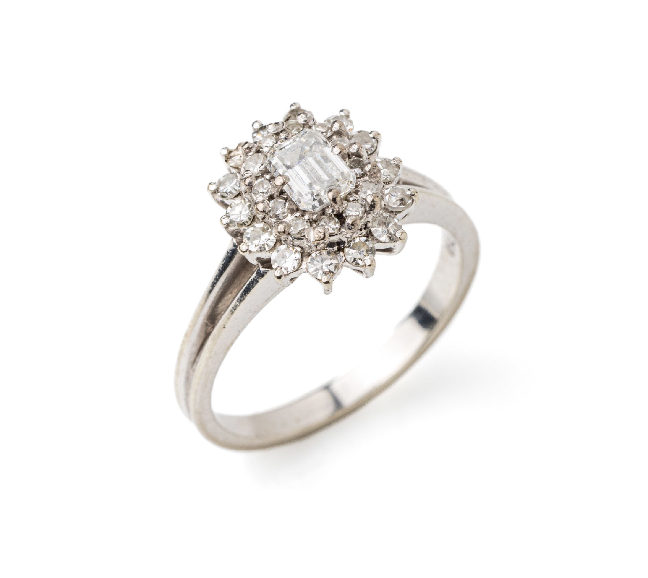 18 kt Gold Diamant-Ring, WG 750/000, Diamant-Baguette ca. 0.35 ct Weiß/si, 8/8- Diamanten zus. ca. 0.50 ct Weiß/si, ca. 4.4 g,RW 55