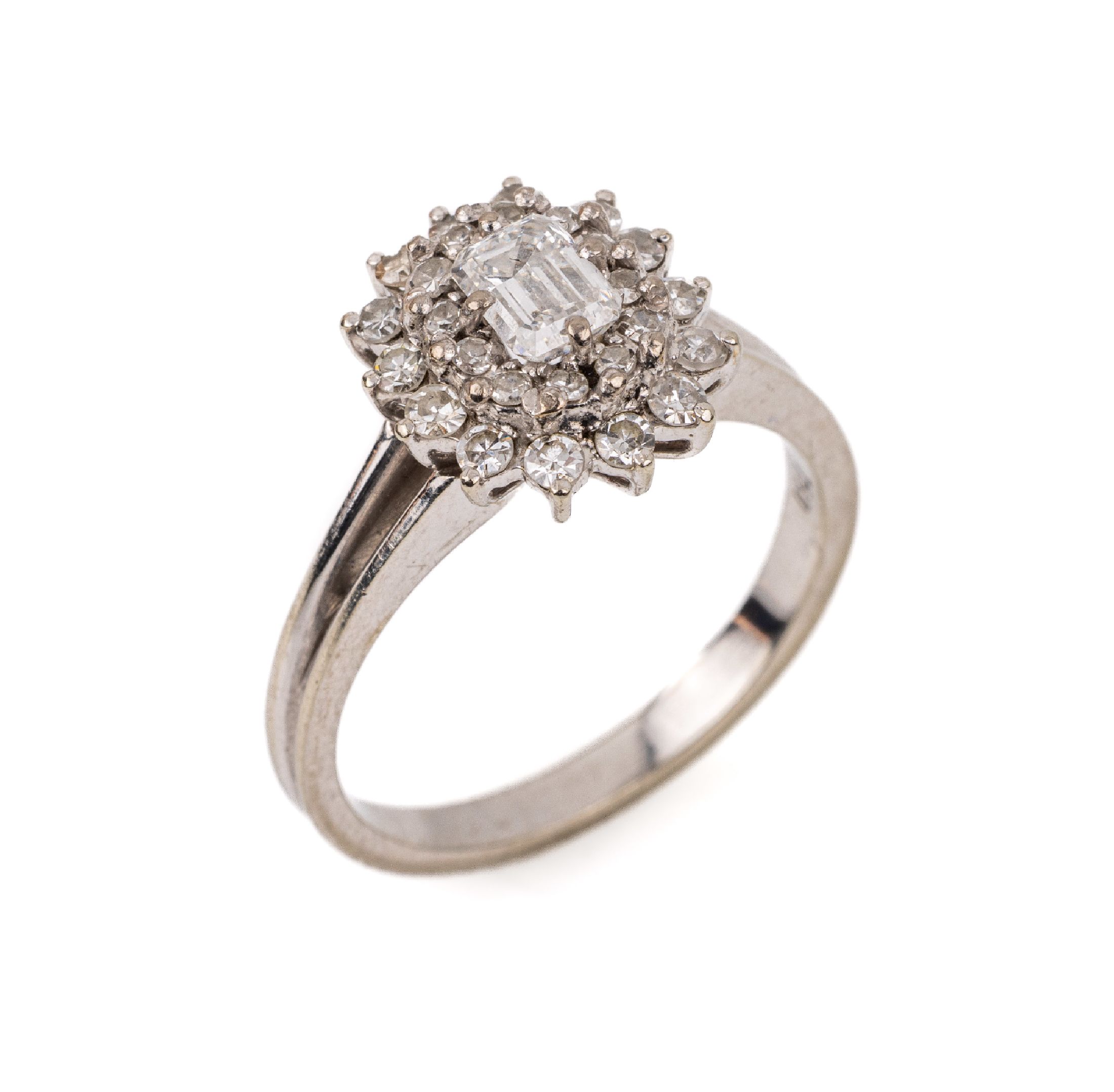 Detail a: 18 kt Gold Diamant-Ring, WG 750/000, Diamant-Baguette ca. 0.35 ct Weiß/si, 8/8- Diamanten zus. ca. 0.50 ct Weiß/si, ca. 4.4 g,RW 55
